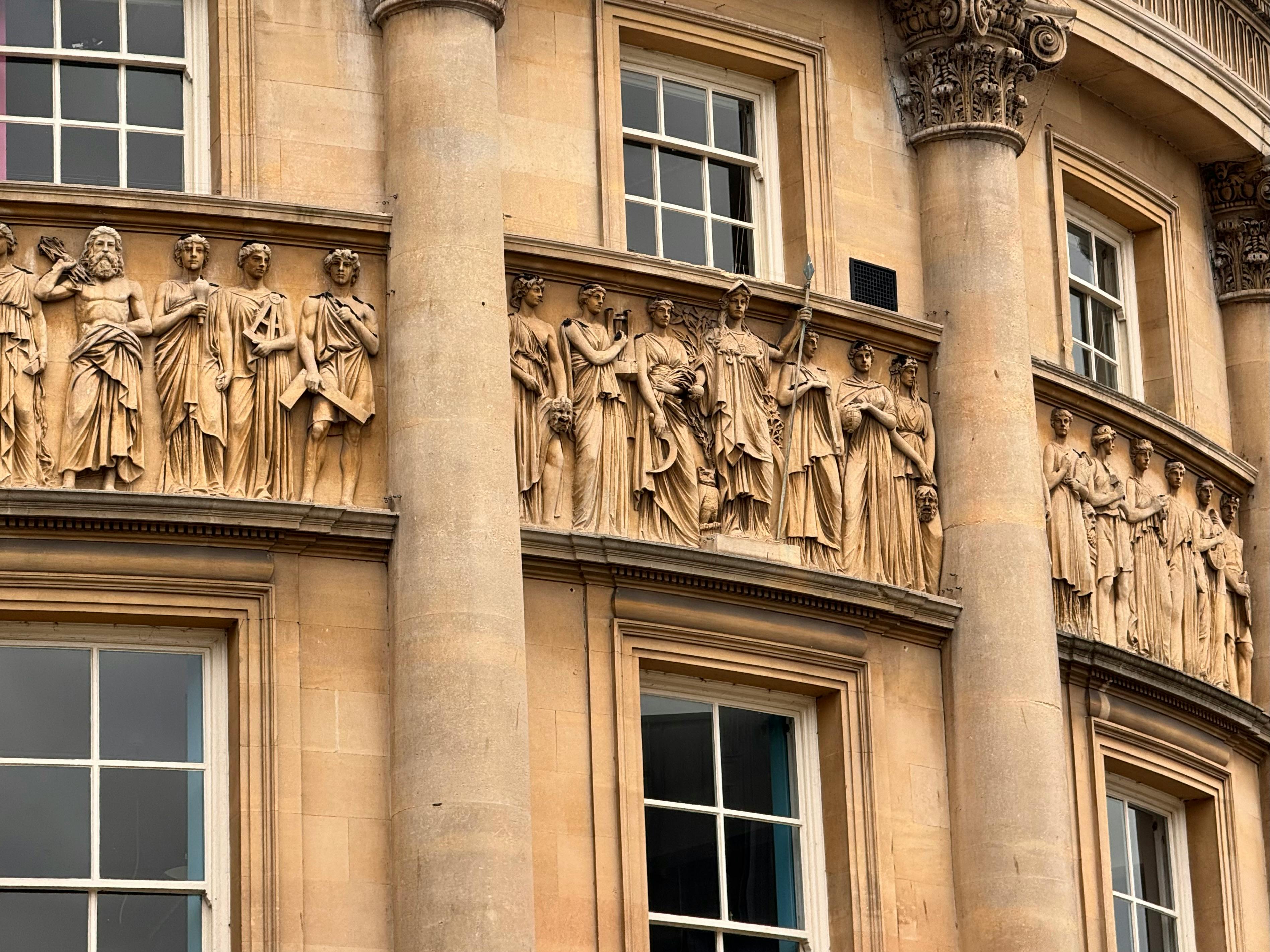Bank of England leaves interest rates on hold with committee split 8-1; ECB also keeps rates steady – as it happened — Photo 