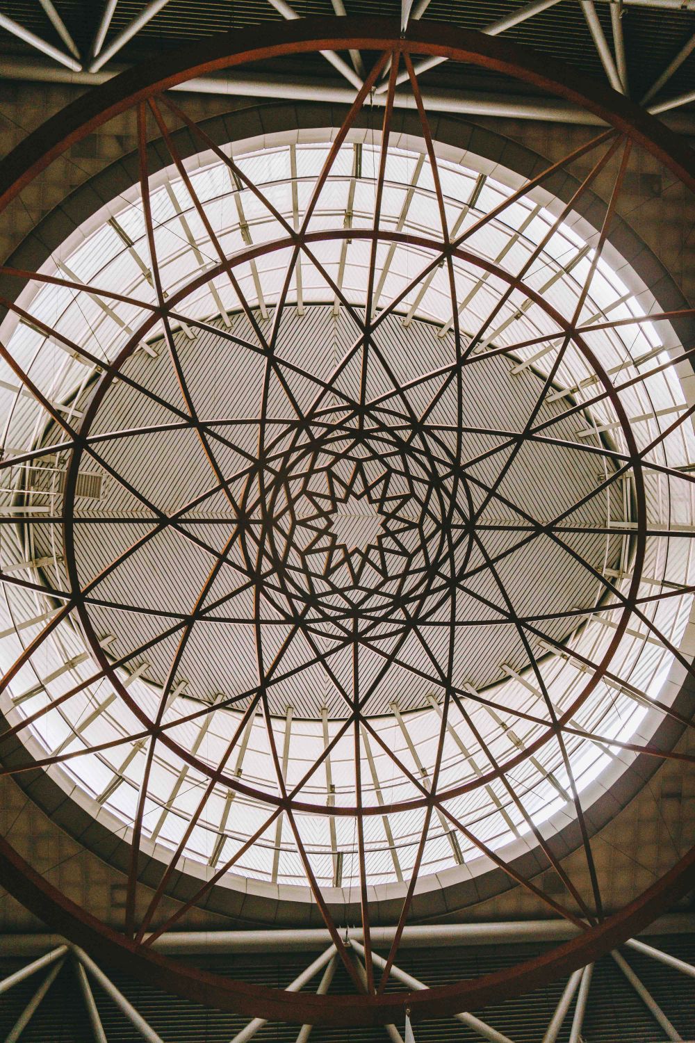 A circular structure with a large circular design · Free Stock Photo