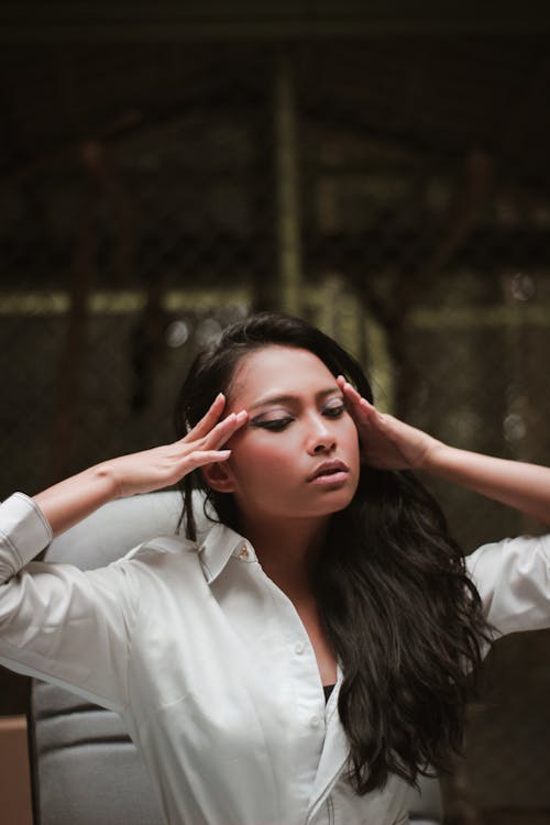 Photo De Mise Au Point Peu Profonde De Femme Portant Une Chemise Blanche