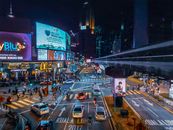 吉隆坡的夜间景象十分热闹，街道明亮，行人车辆川流不息