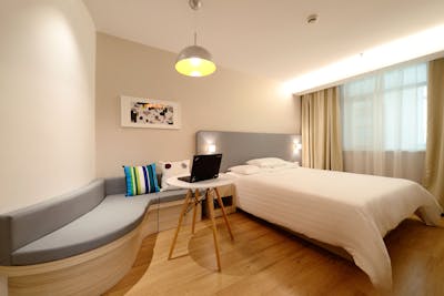 Dormitório limpo e organizado num hostel