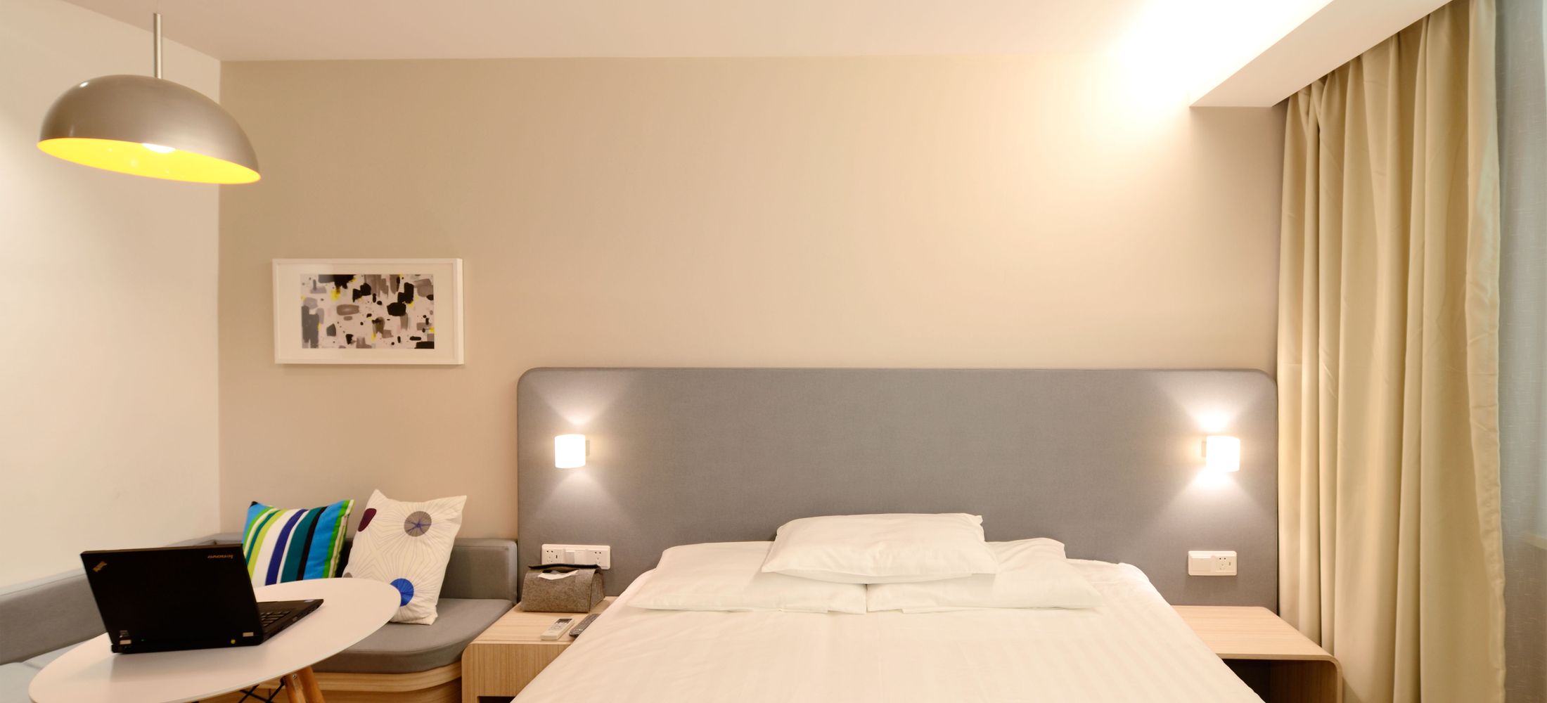 Calm and comfortable hotel room