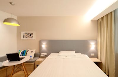 Quarto de hotel confortável e acolhedor de gama média