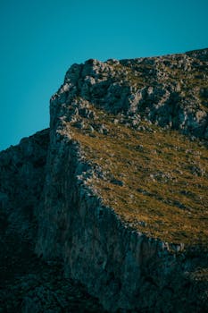 蔚蓝的天空下，岩石悬崖的壮丽景色，展现了大自然的壮丽