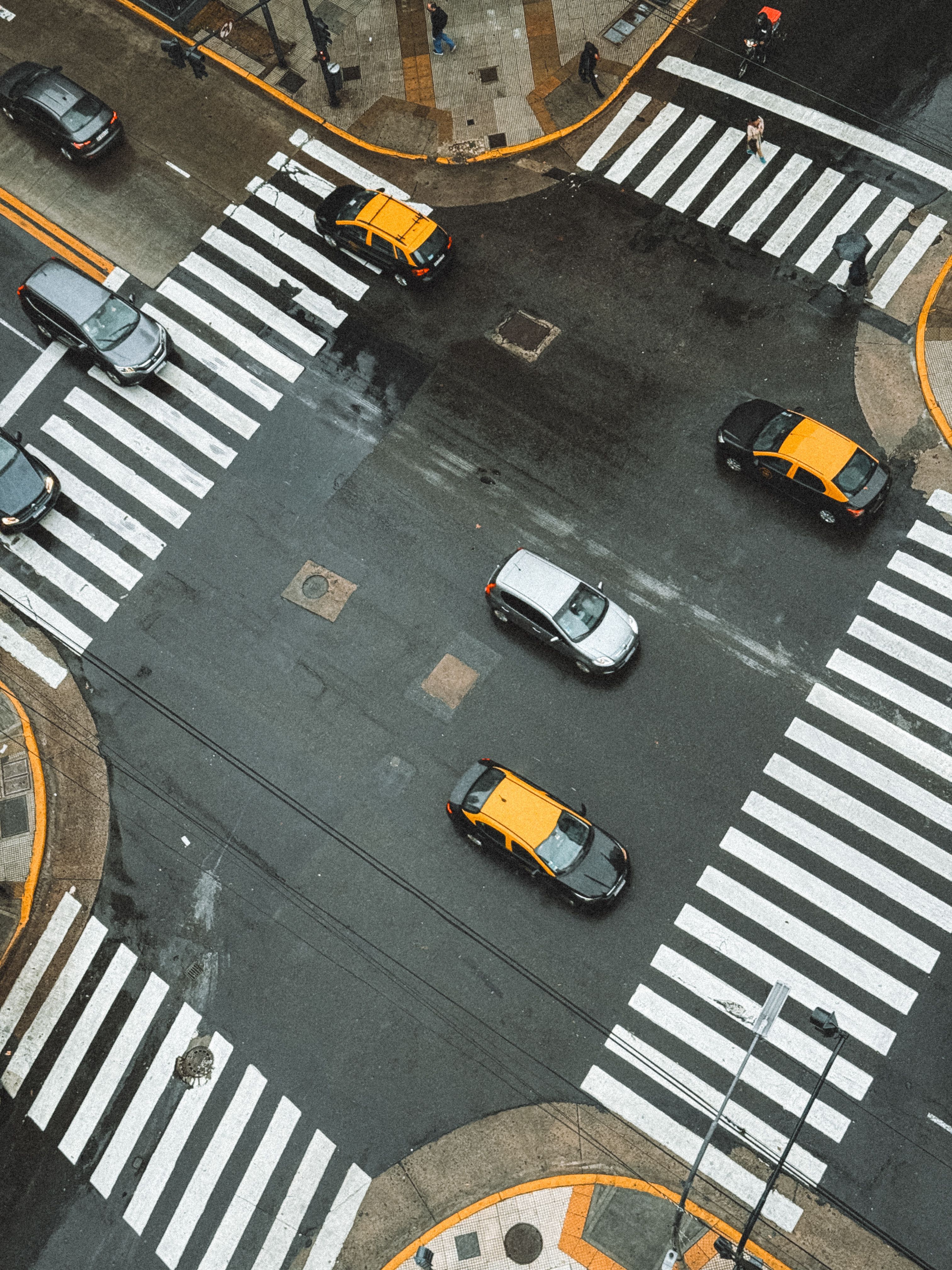 Ciclistas y vehículos compartiendo una vía urbana