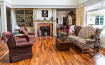 这间起居室装饰迷人，配有经典图案和舒适的壁炉