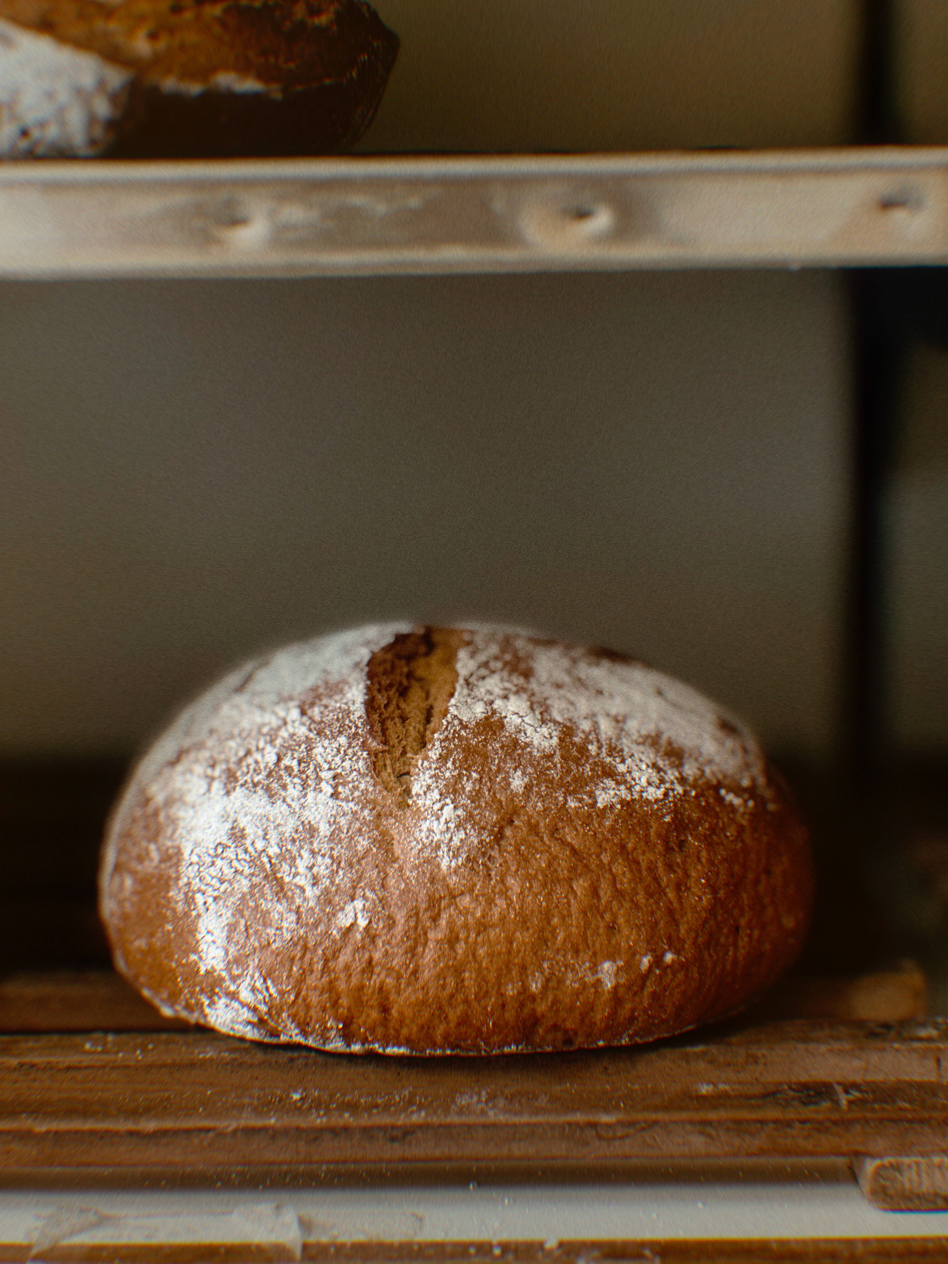 Hogaza de masa madre enharinada recién salida del horno, Obrador San Julián, Lugo