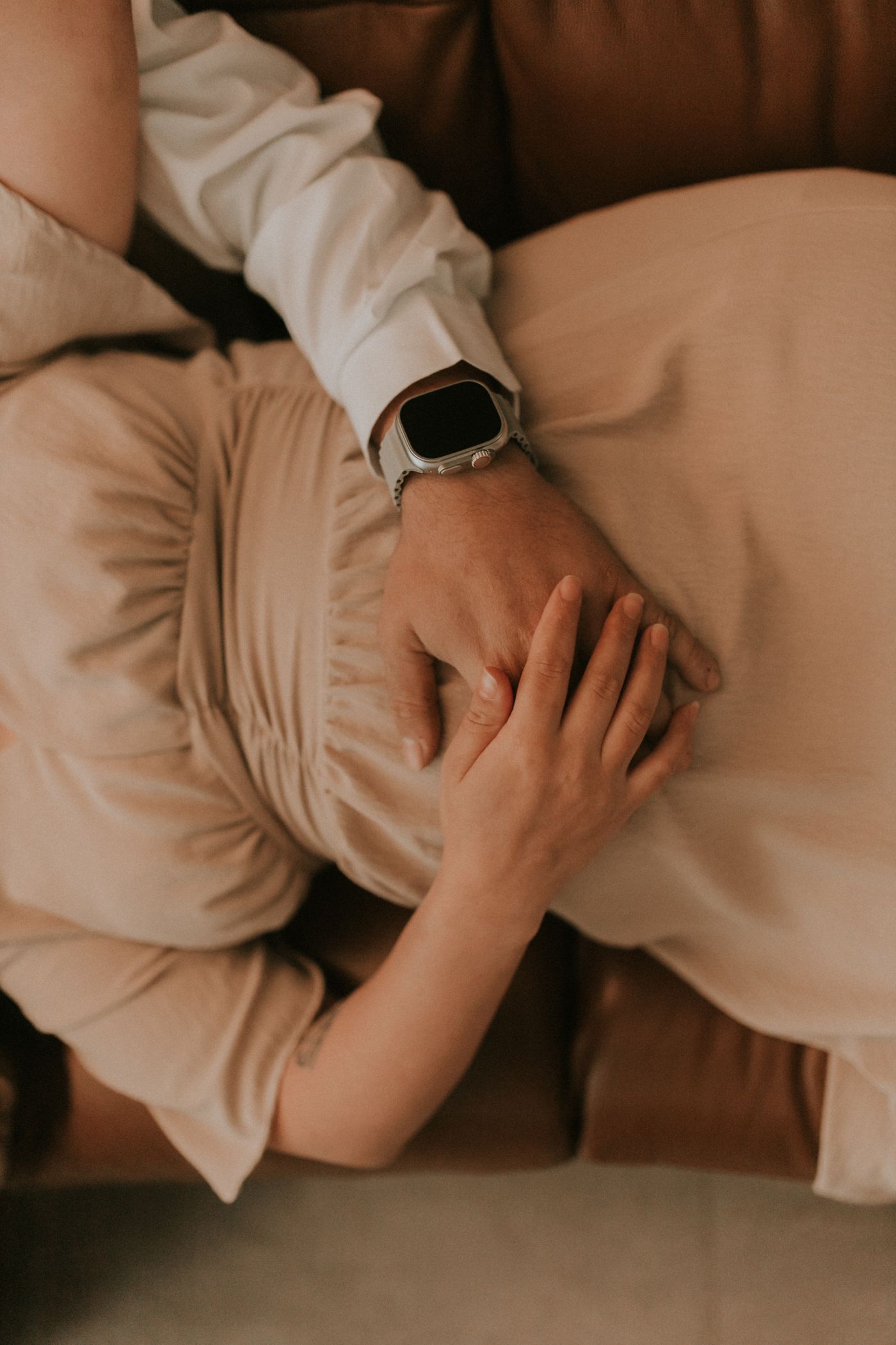 Couple se reposant ensemble avec les mains posées sur le ventre de la future maman