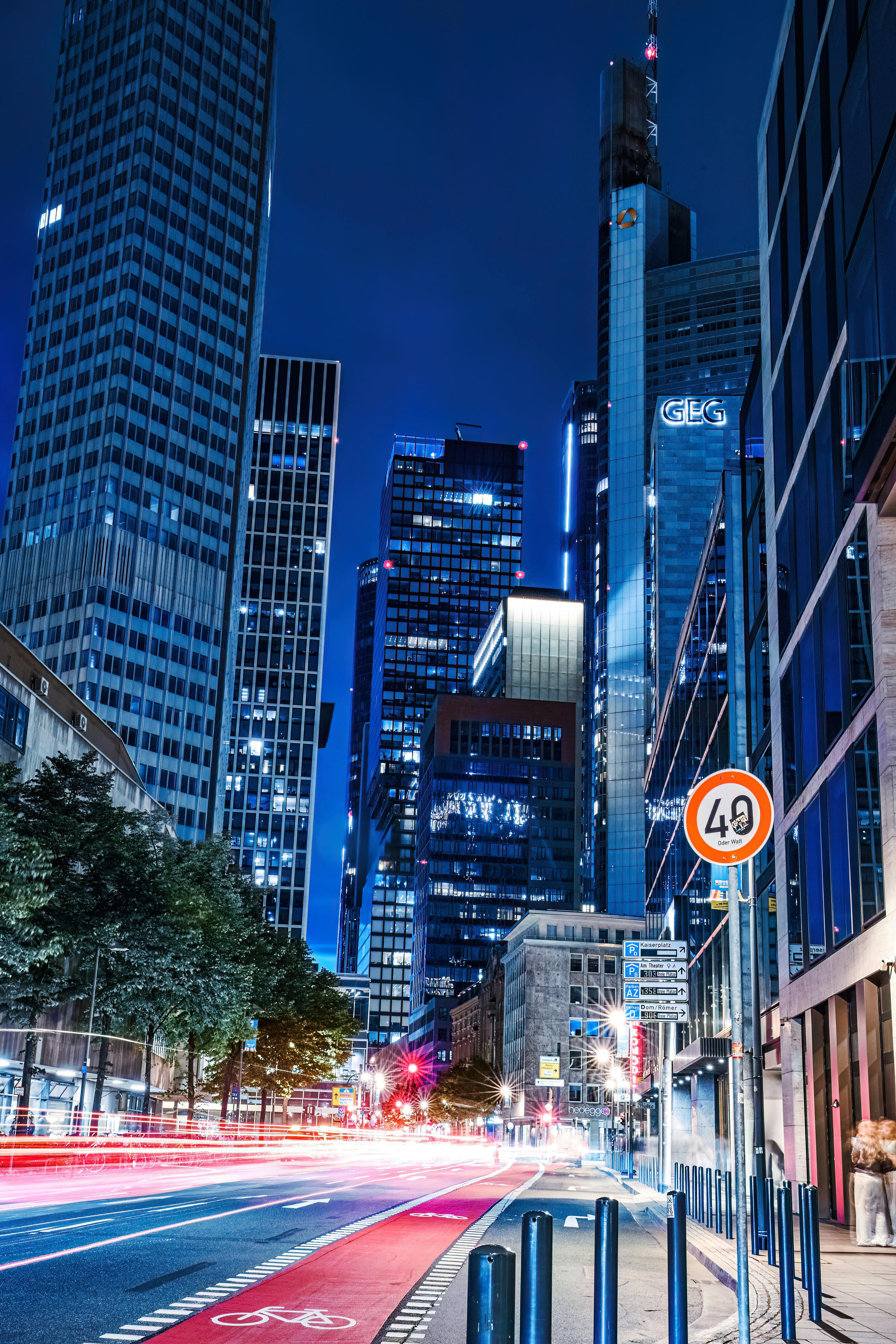 Downtown Frankfurt bei Nacht mit beleuchteten Hochhäusern