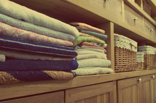 gratis Stapel Handdoeken Op Rek Stockfoto