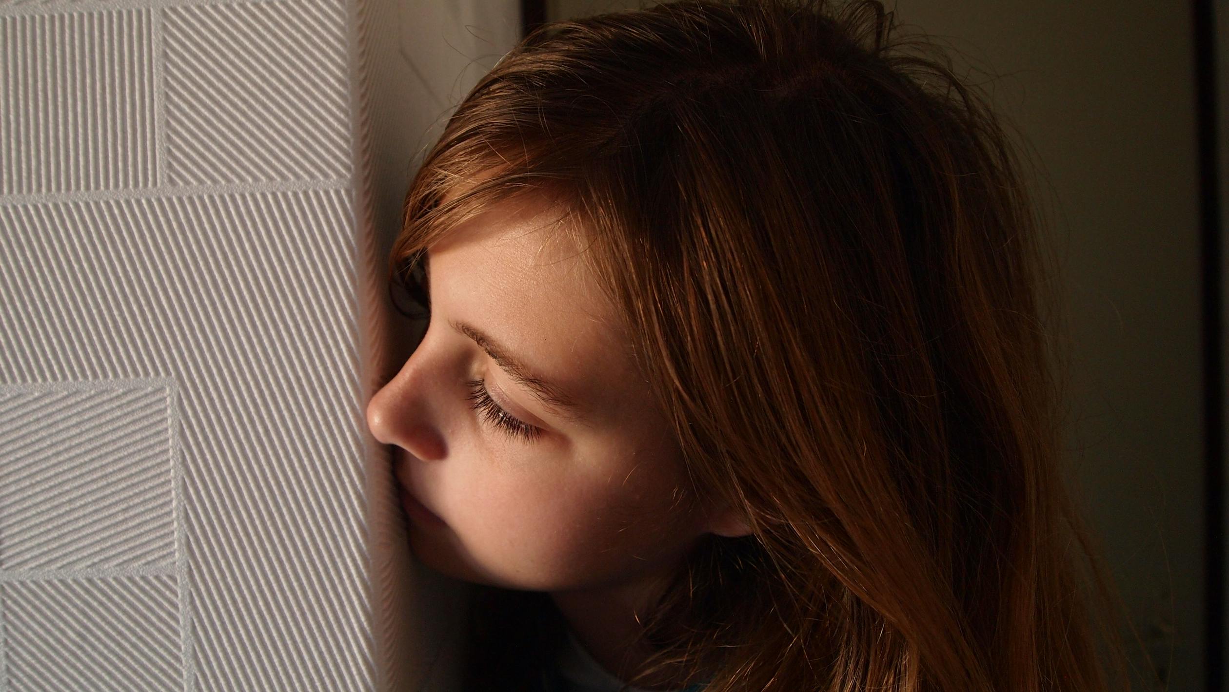 Kid leaning on wall safety habits for kids