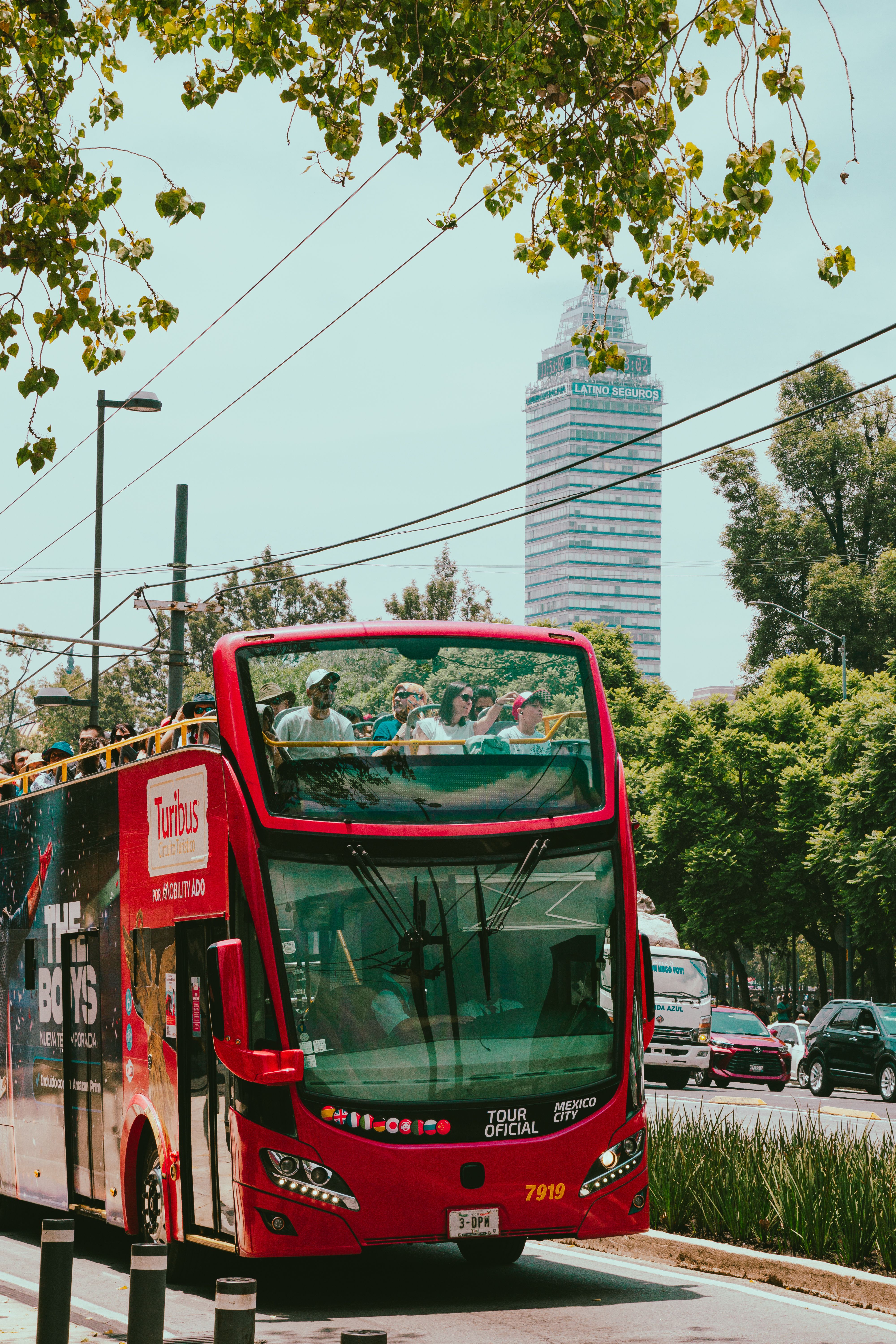 Bus touristique circulant dans une avenue de Mexico au Mexique
