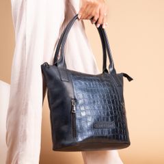 Cotton tote in daylight, photo by José Martin Segura Benites on Pexels