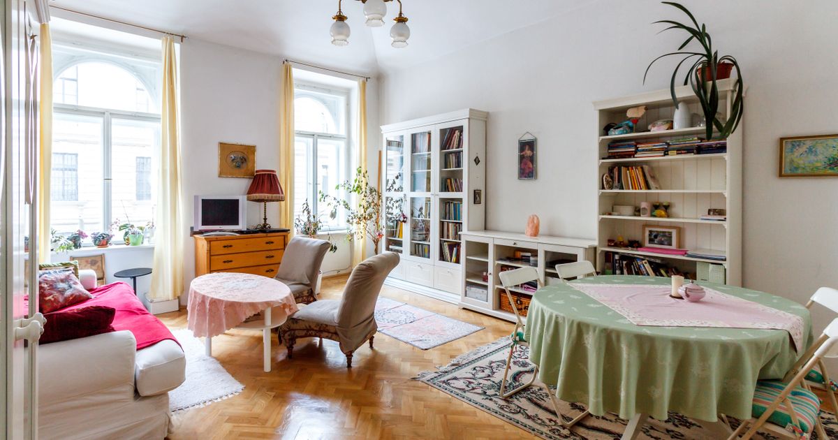 Salon lumineux et bien rangé d’une maison prête à être visitée