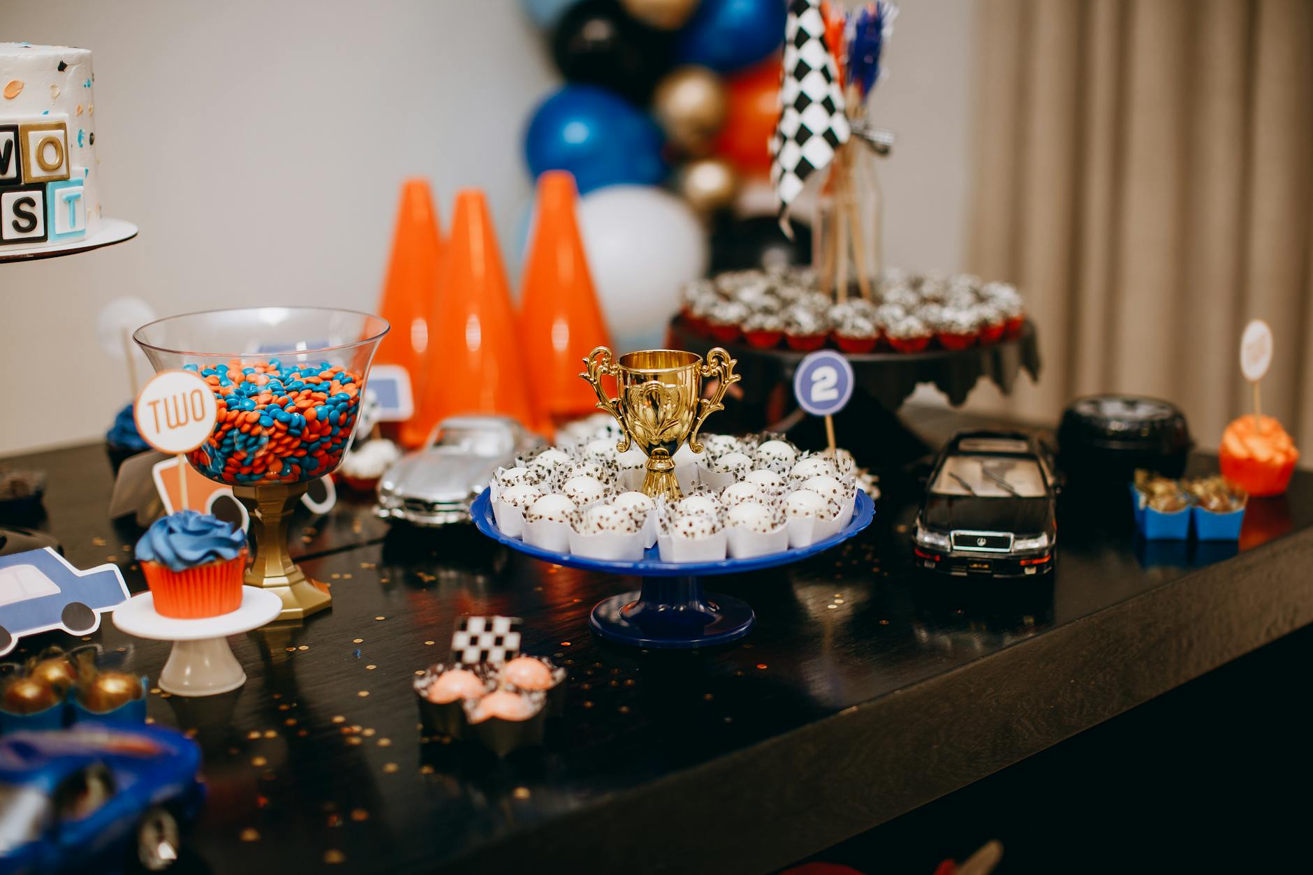 https://www.pexels.com/photo/a-table-with-a-cake-cupcakes-and-other-items-27175438/