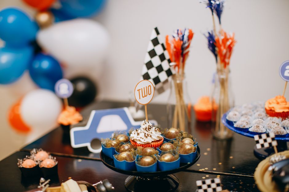 Uma mesa vibrante de aniversário com tema de corrida, com guloseimas e decorações perfeitas para uma criança completando dois anos.