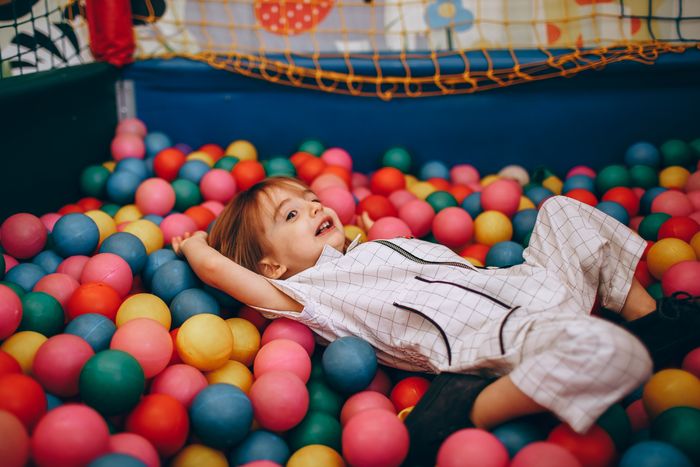 Pantalla interactiva y piscina de pelotas