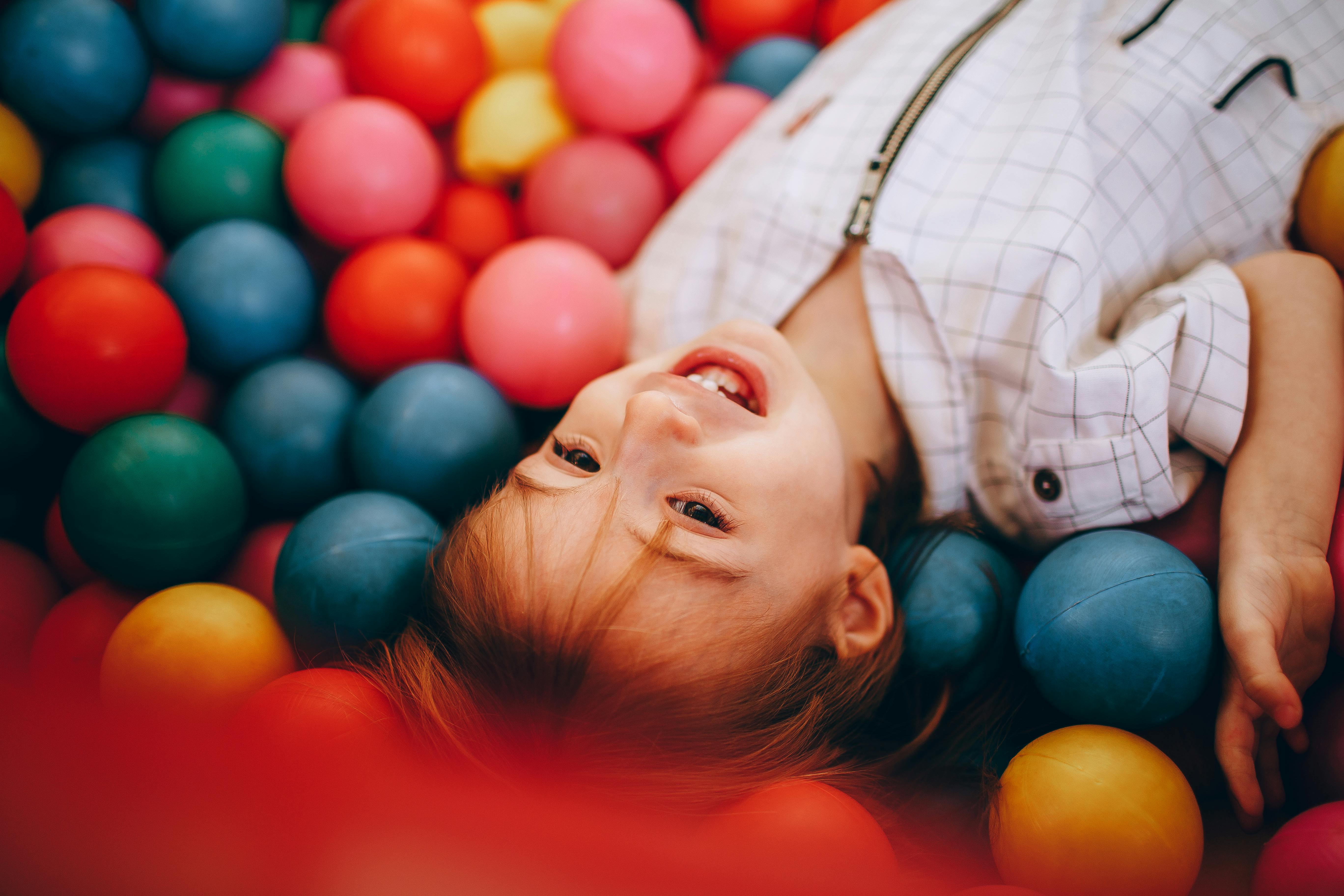Enfants jouant dans une piscine à balles colorée et ludique.