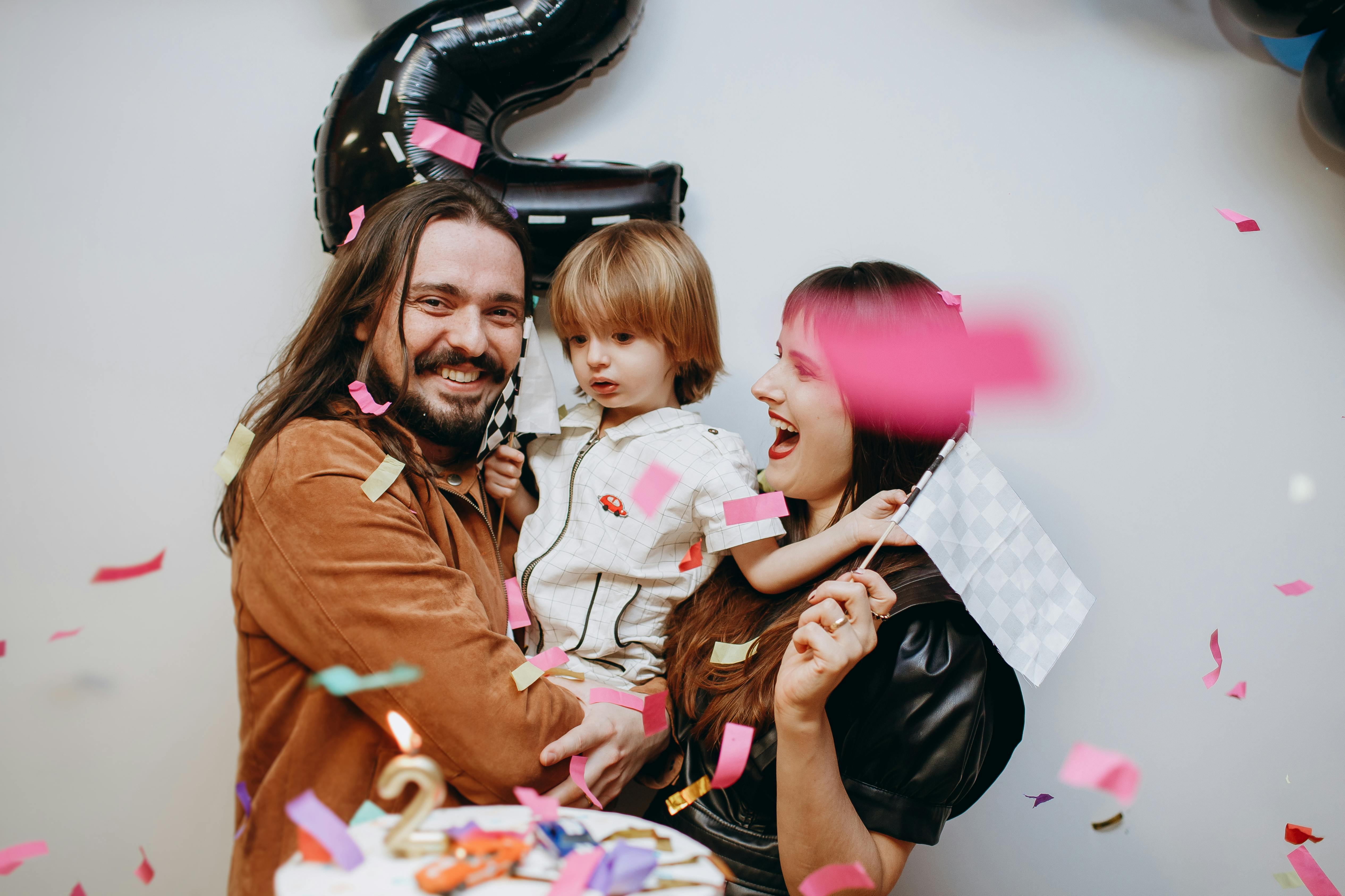 政治：千名皮克敏愛好者聚集！羅智強與陳菁徽攜手走路餵食秀