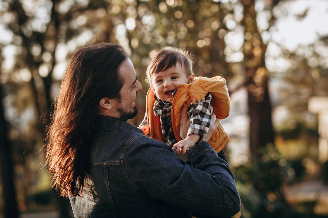 Kind spielt frei in der Natur