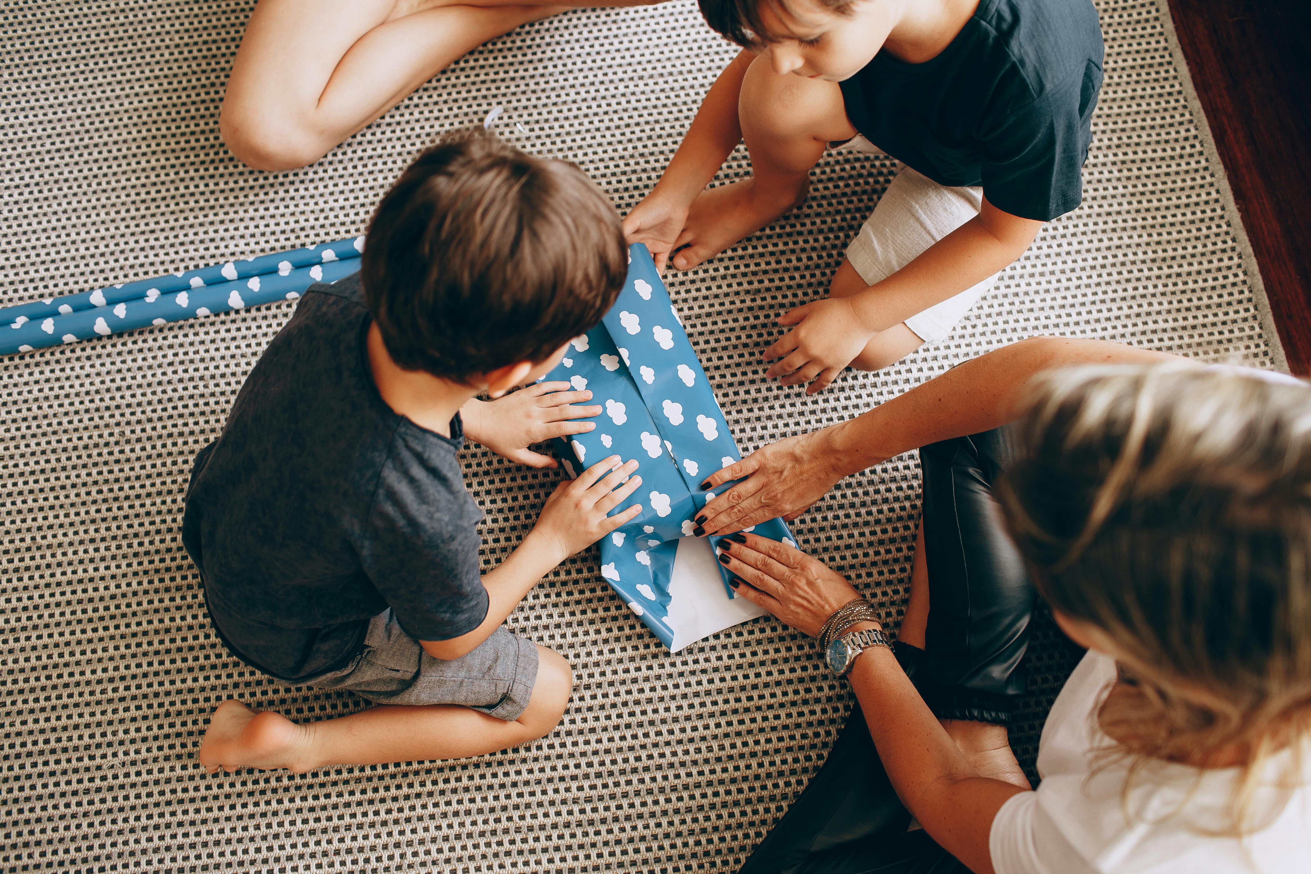 英相訪日強化國防合作 高市贈施凱爾貓玩具展友好