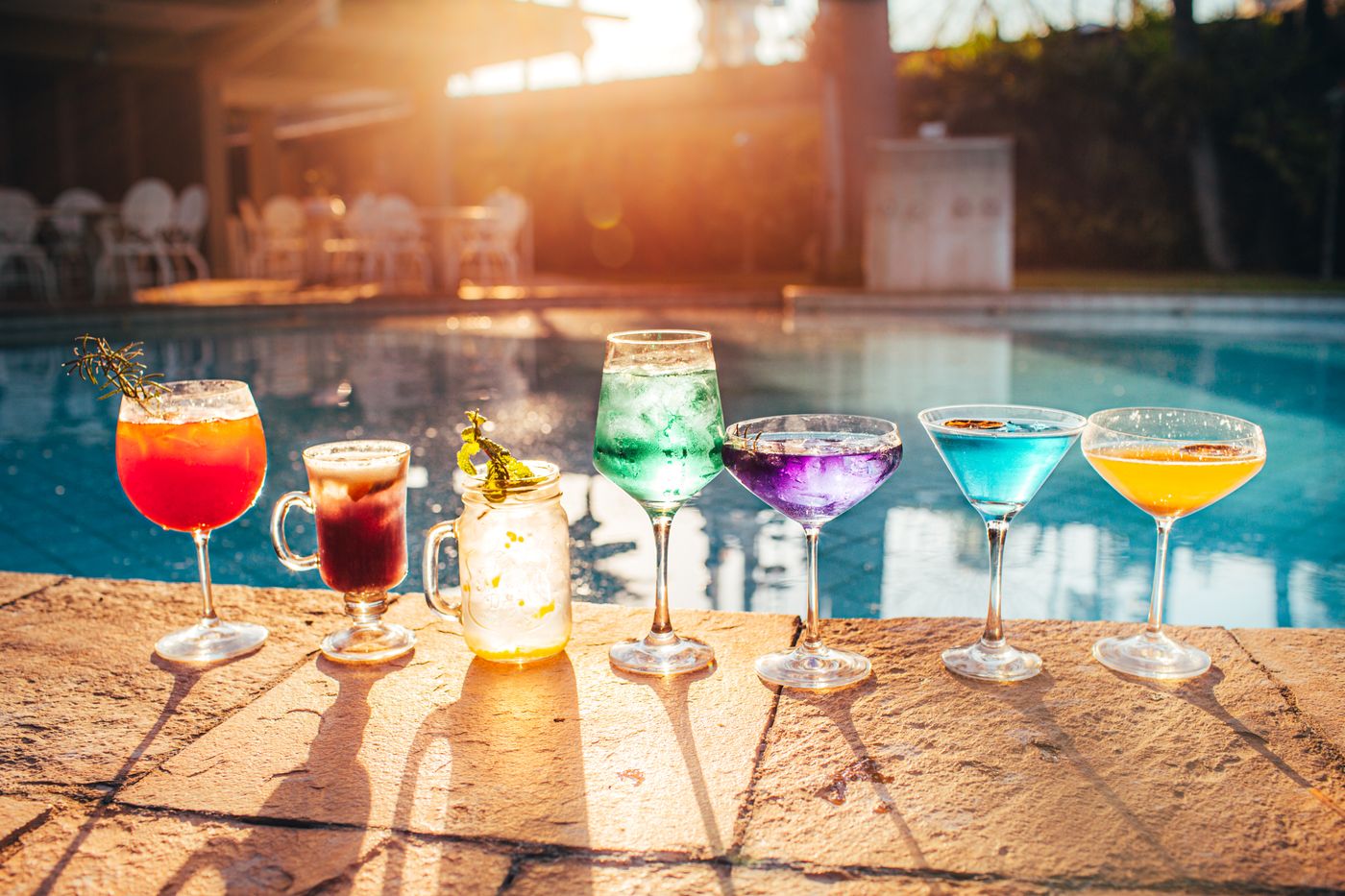 Zomerse cocktail in de avondzon