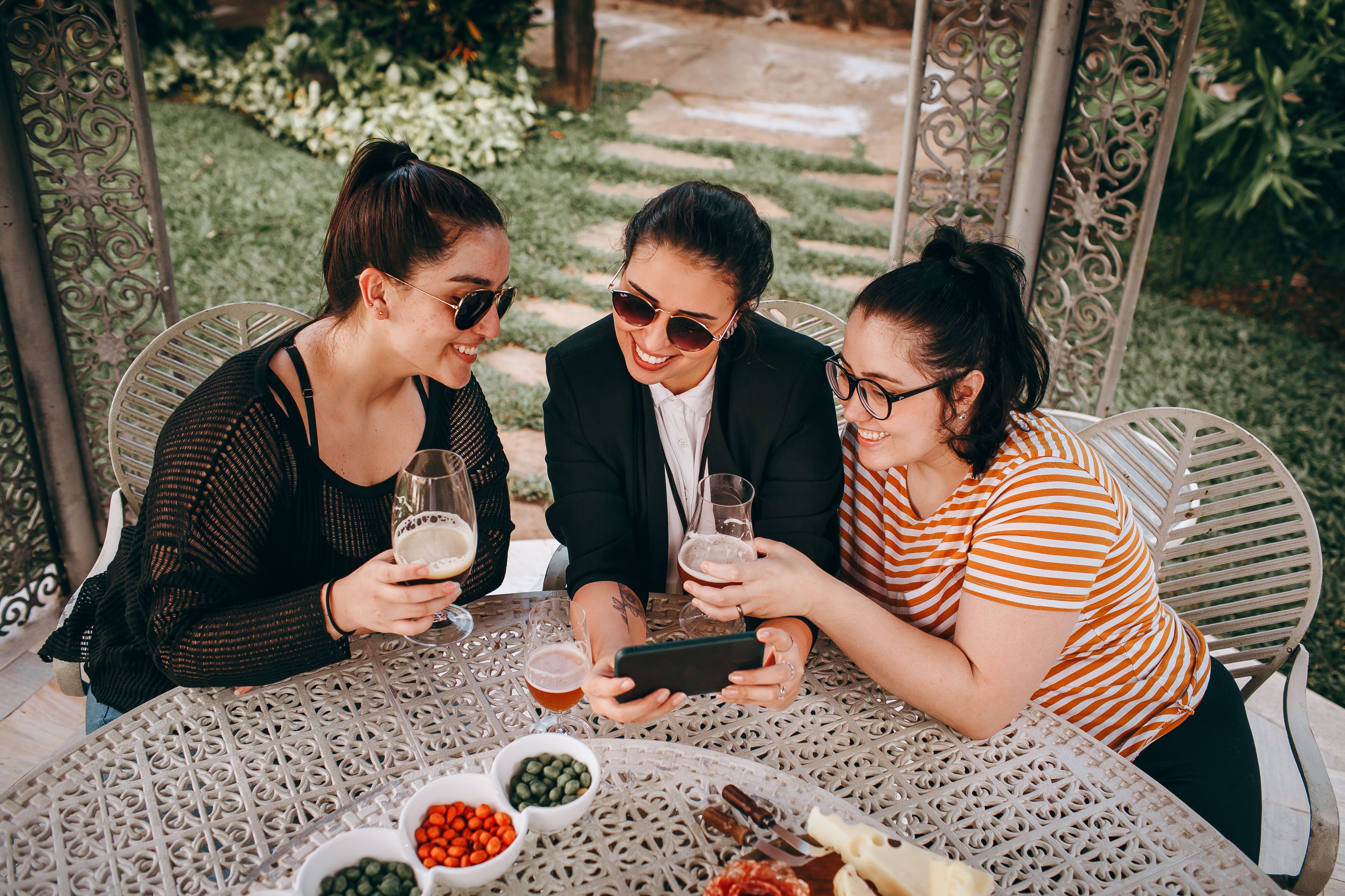 How to Navigate Group Chat Drama Without Losing Your Friends
