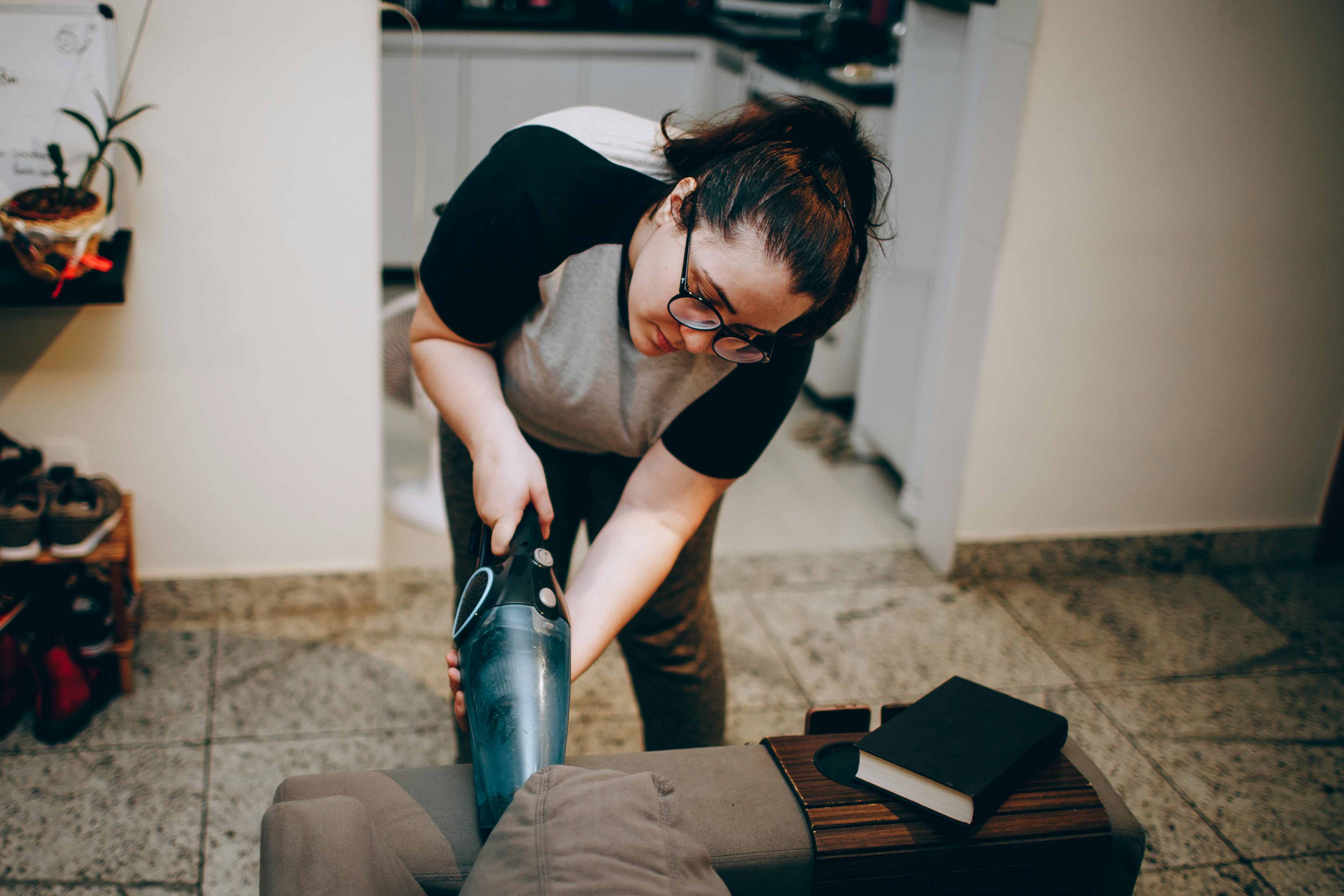 household budgeting, saving money, cost‑cutting tips, Frugality & household money, household financing tips — Photo by Helena