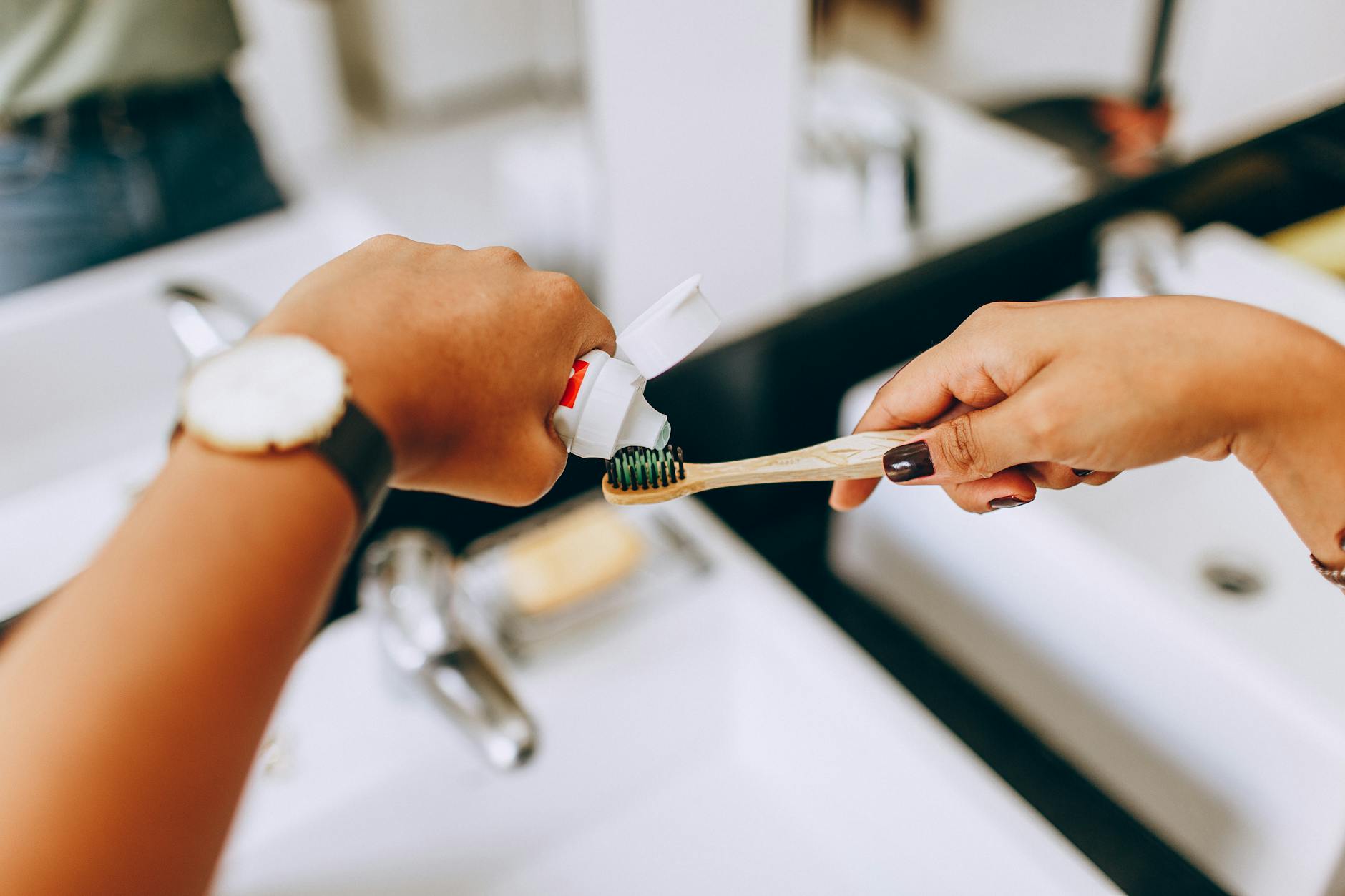 https://www.pexels.com/photo/woman-putting-toothpaste-on-toothbrush-27176876/