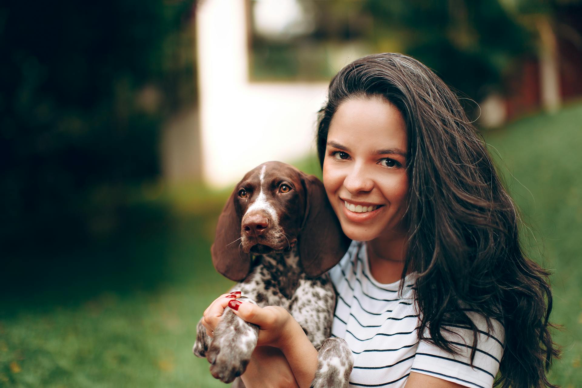 Porträtt av kvinna med hund