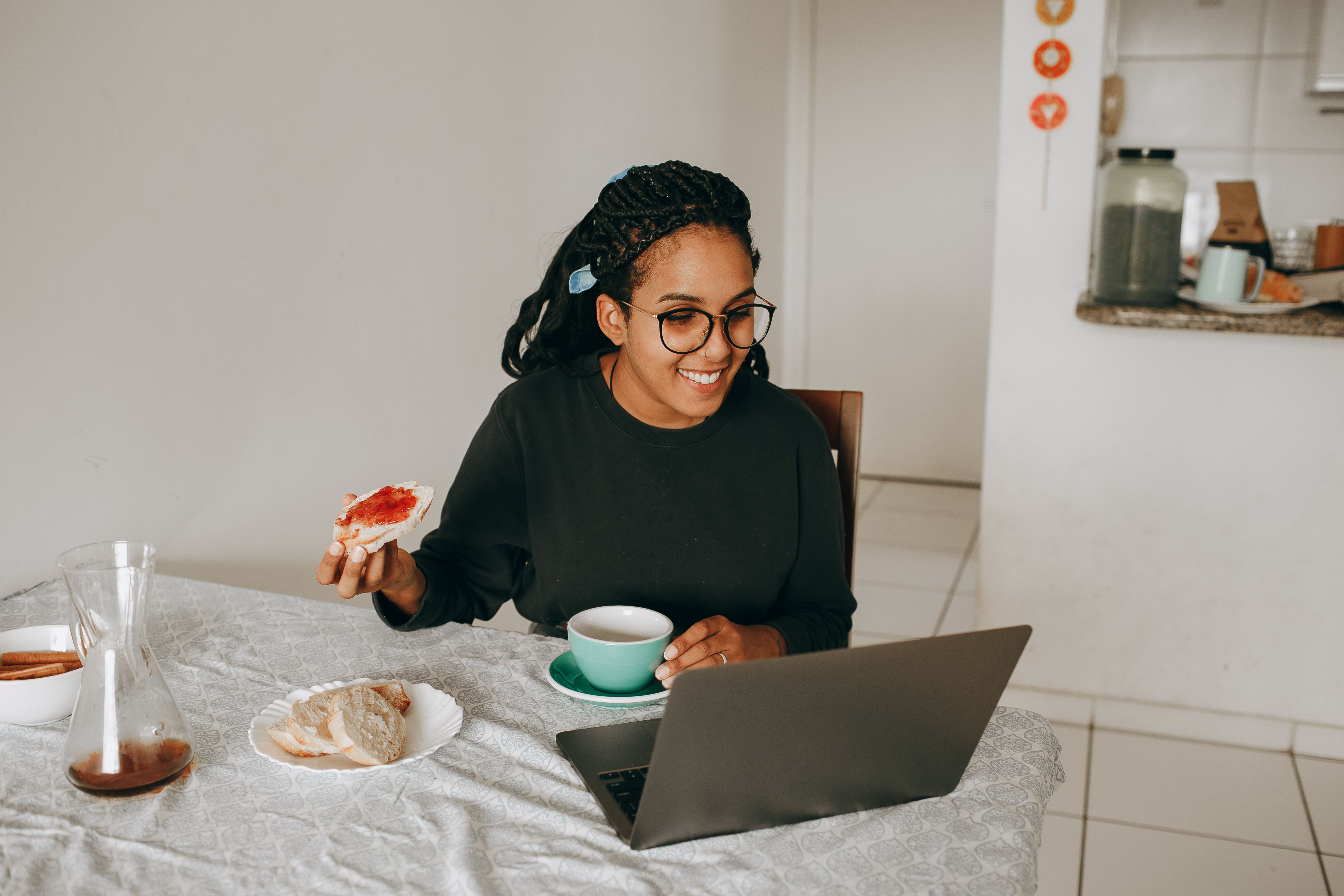 lifestyle hours lifestyle working hours — Photo by Helena Lopes on Pexels