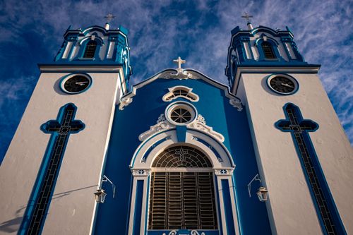 Free A stunning view of a blue and white church facade under a clear sky. Stock Photo