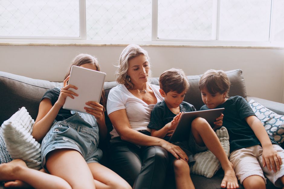 Planejamento sucessório de ativos digitais e criptomoedas: pessoa olhando para o celular com interface tecnológica