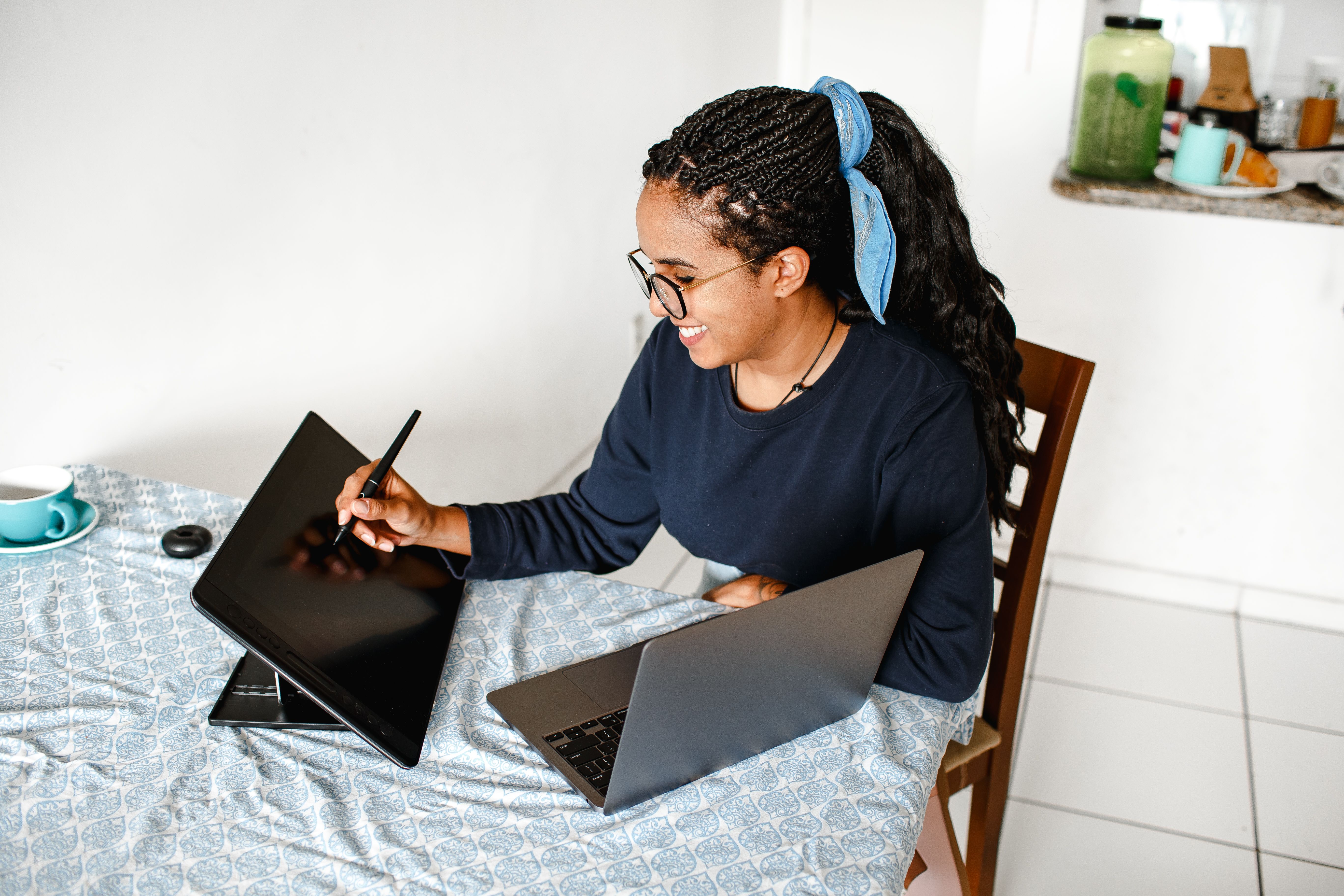 Profissional criando conteúdo em home office