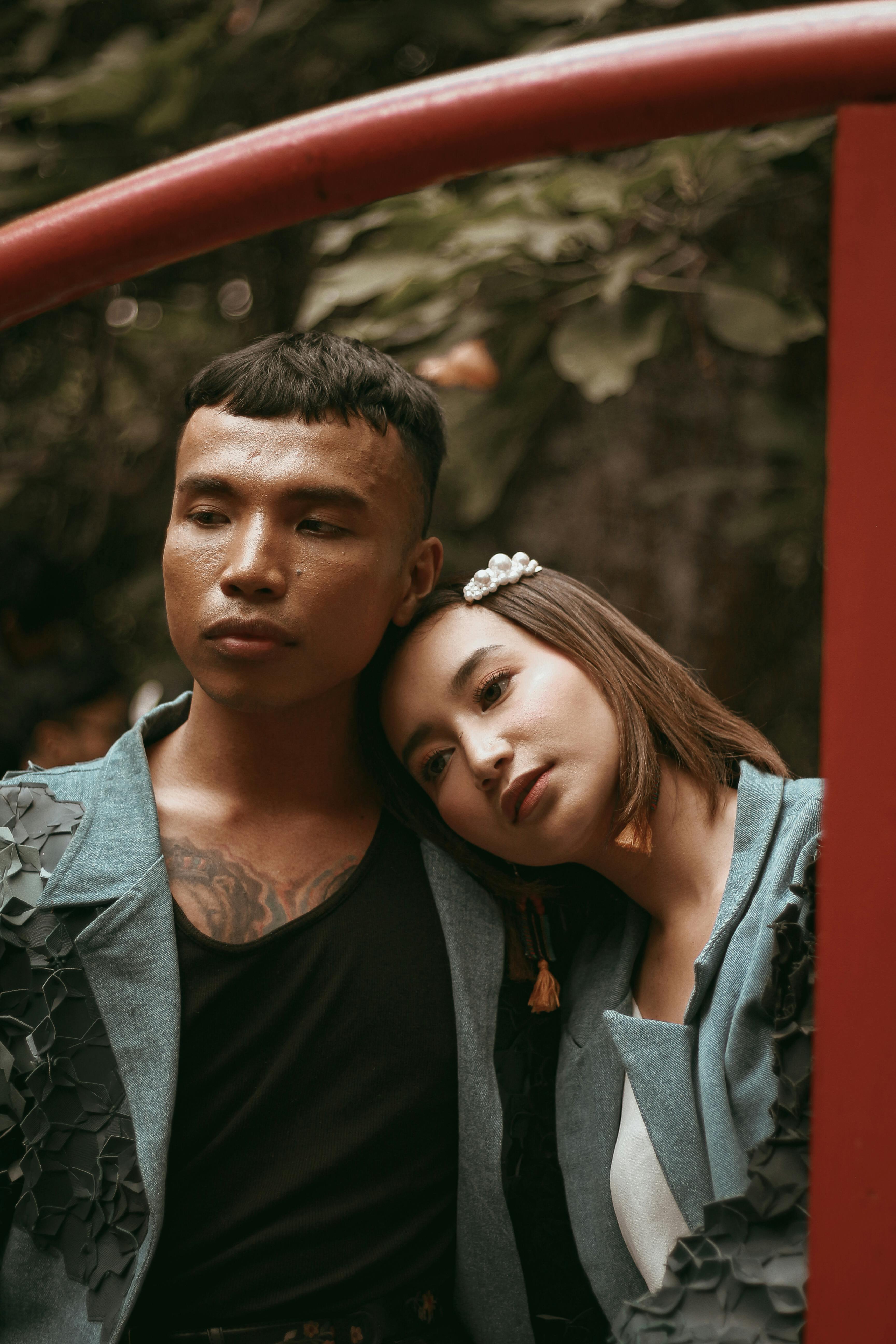 Kostenlos Frau, Die Sich Auf Die Schulter Des Mannes Stützt Stock-Foto