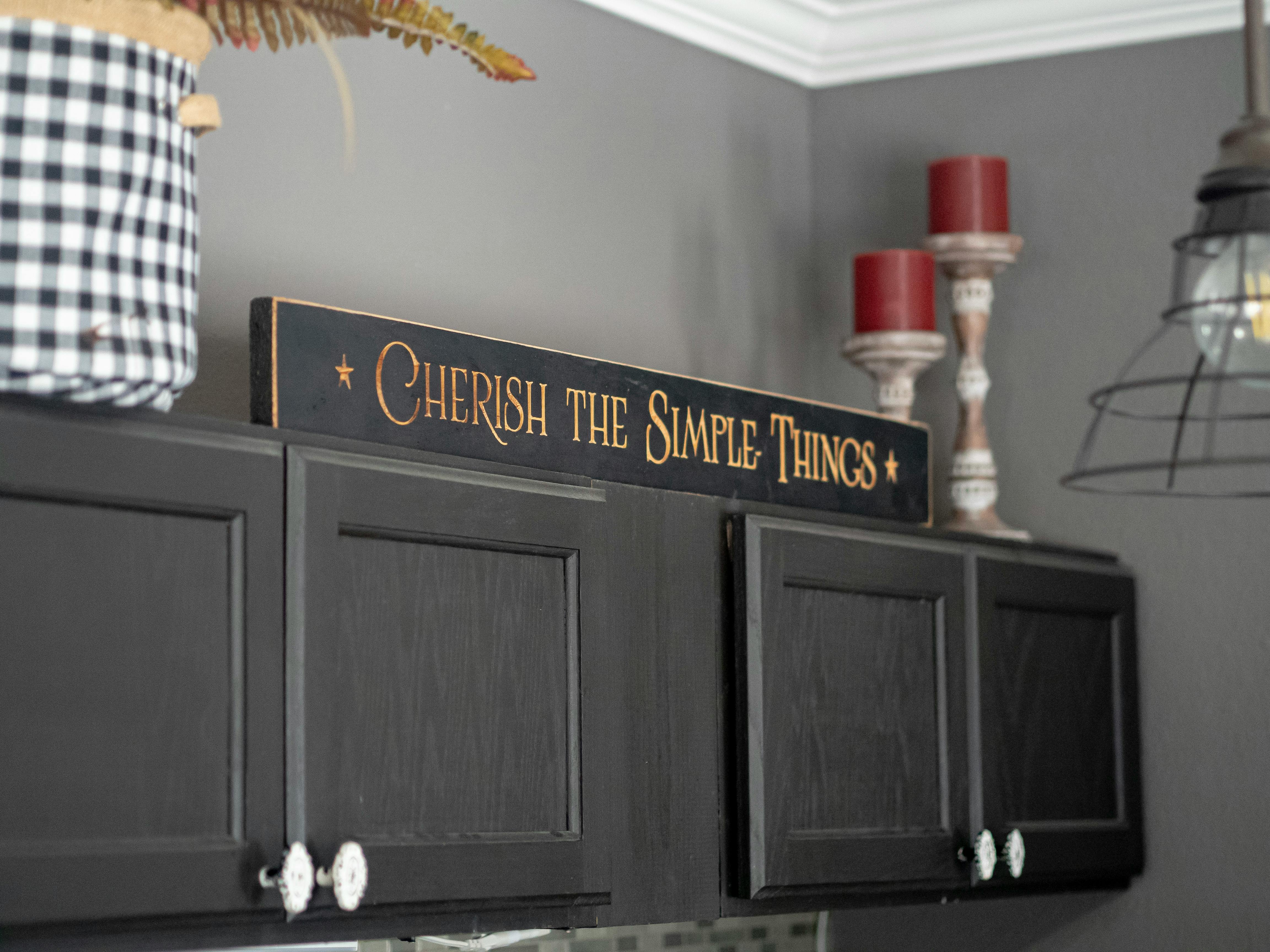 Doğal ahşap dokuları ve toprak tonlarıyla tasarlanmış, 2026 trendlerini yansıtan modern country tarzı bir mutfak dekorasyonu.