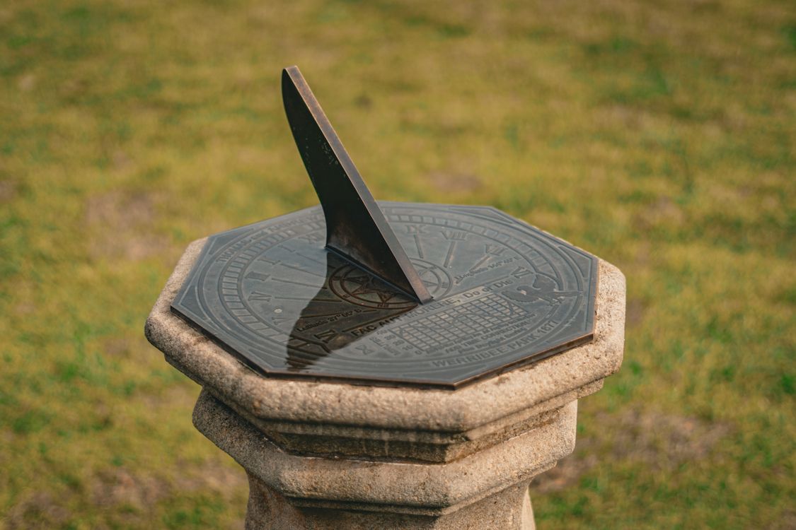 Sundial Indiana sundial at the Werribee mansion · Free Stock Photo