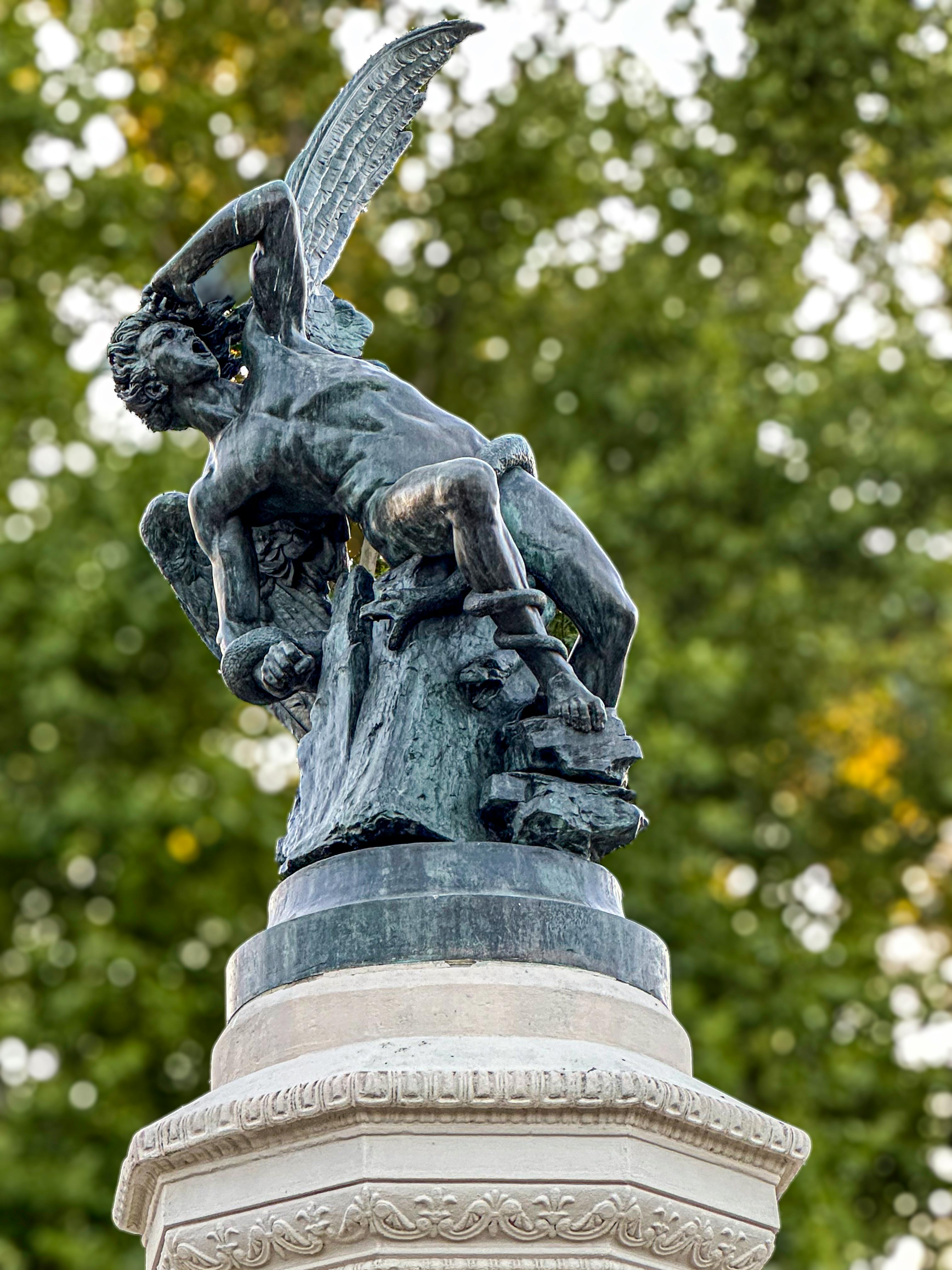 angel caido en el parque del retiro