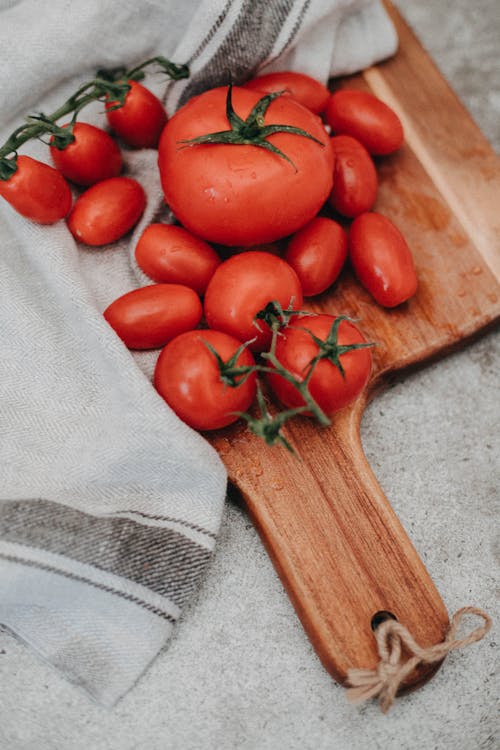 Free Tomatoes On Chopping Board Stock Photo