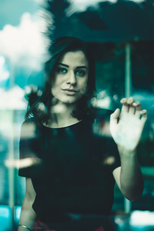 Foto Der Frau, Die Sich Auf Glas Stützt