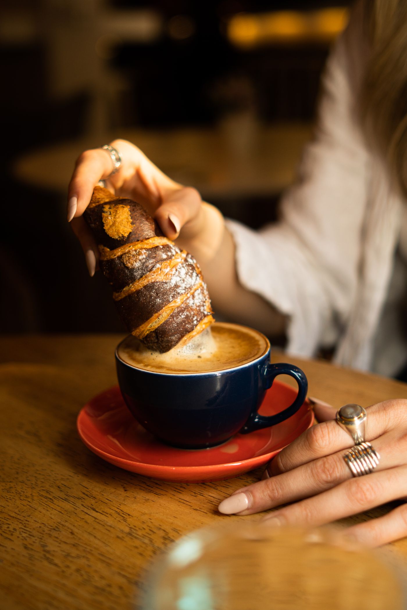 Moment relaxat cu un croissant și o cafea