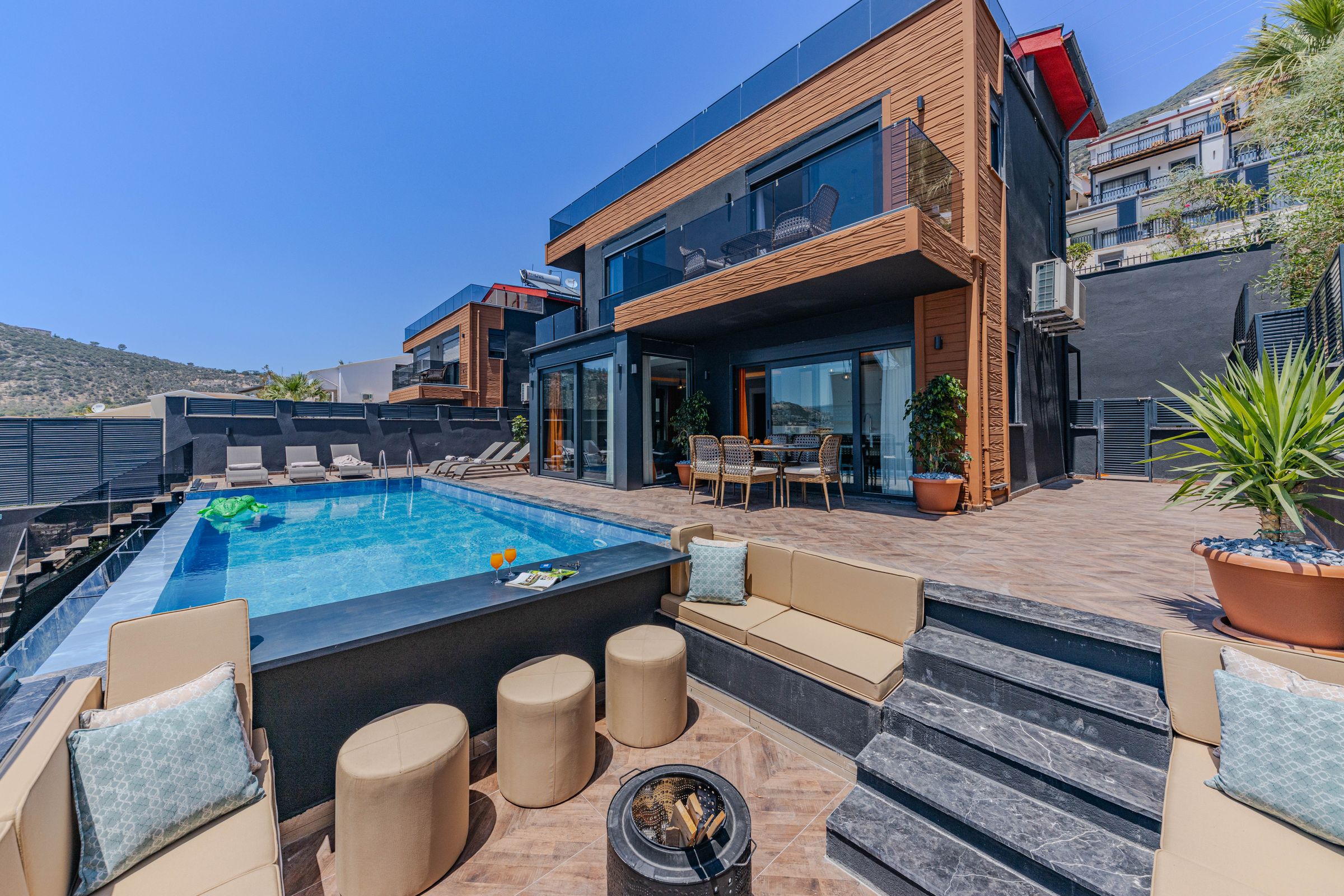Terrasse et bassin d'une villa en soirée