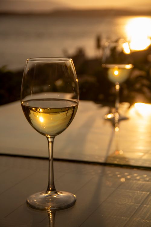 Free Capture the allure of wine glasses with a golden sunset in İzmir, Türkiye. Stock Photo