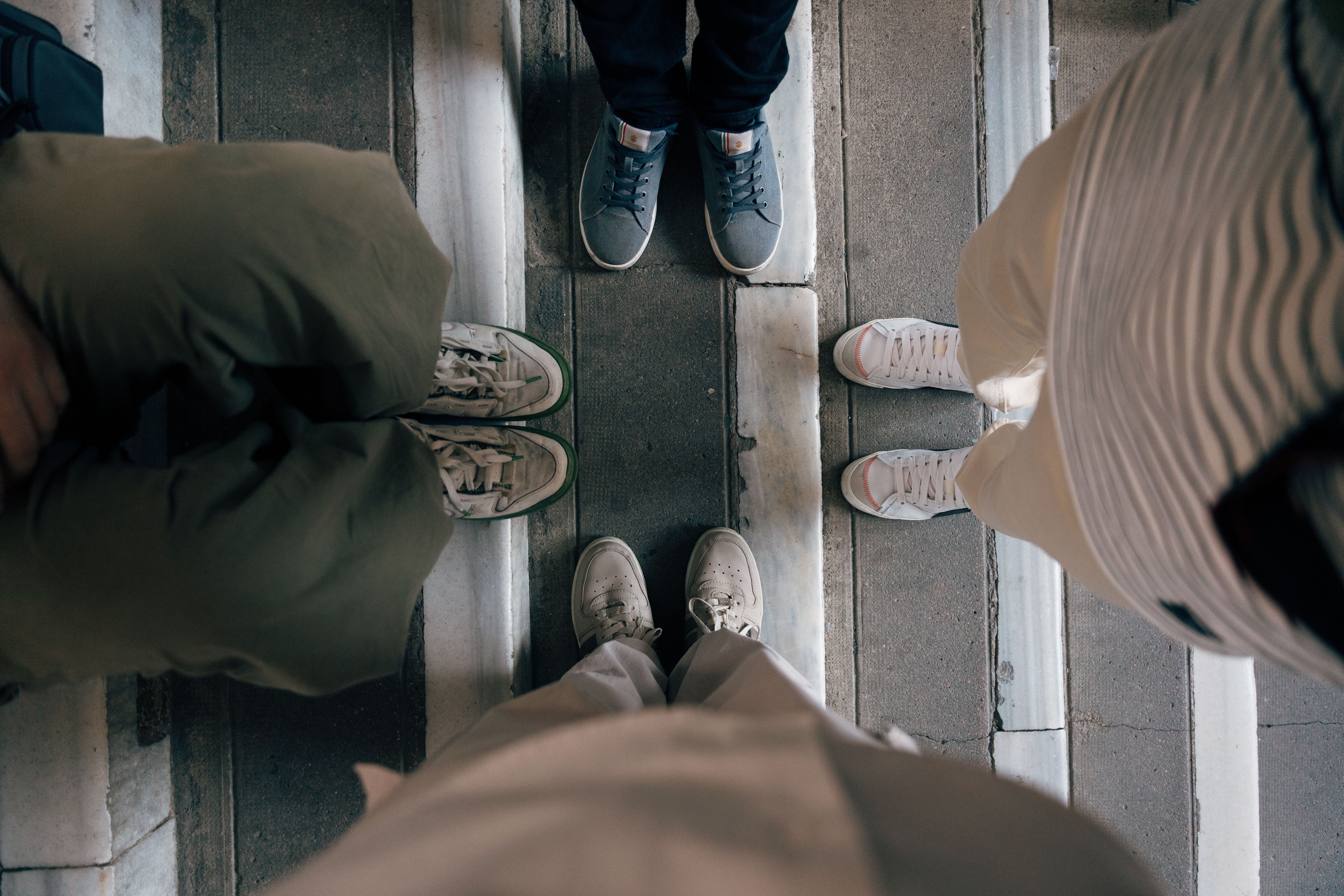 Visible Socks: The Small Detail That Changed Streetwear Fits