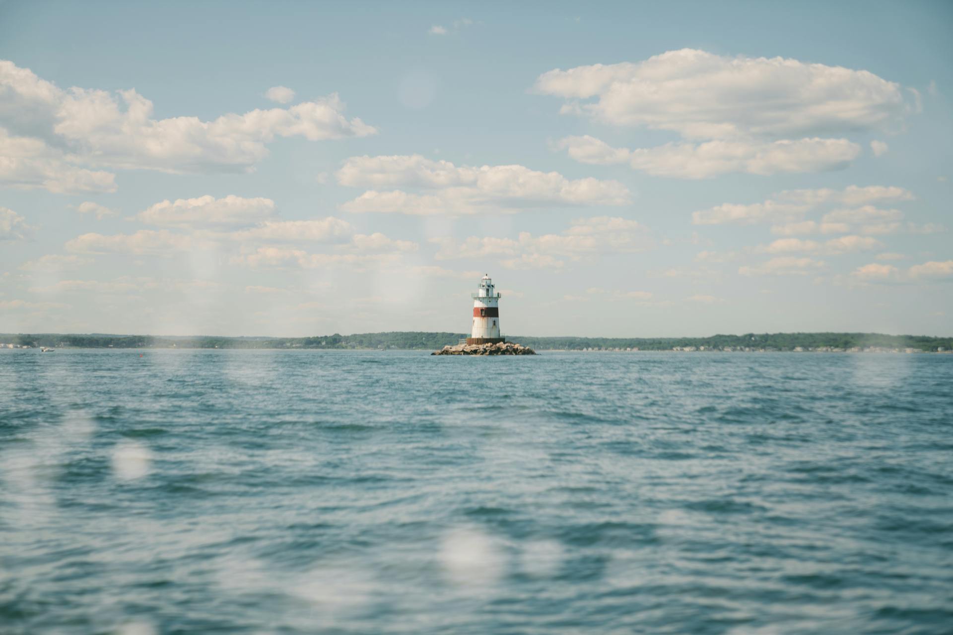 Le phare du récif Latimer depuis la baie