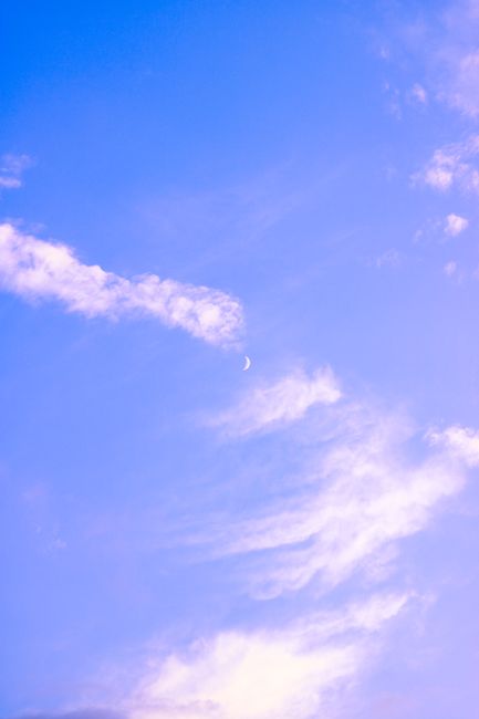 Fotomural Una escena de cielo tranquila con nubes suaves y una luna creciente, evocando paz.