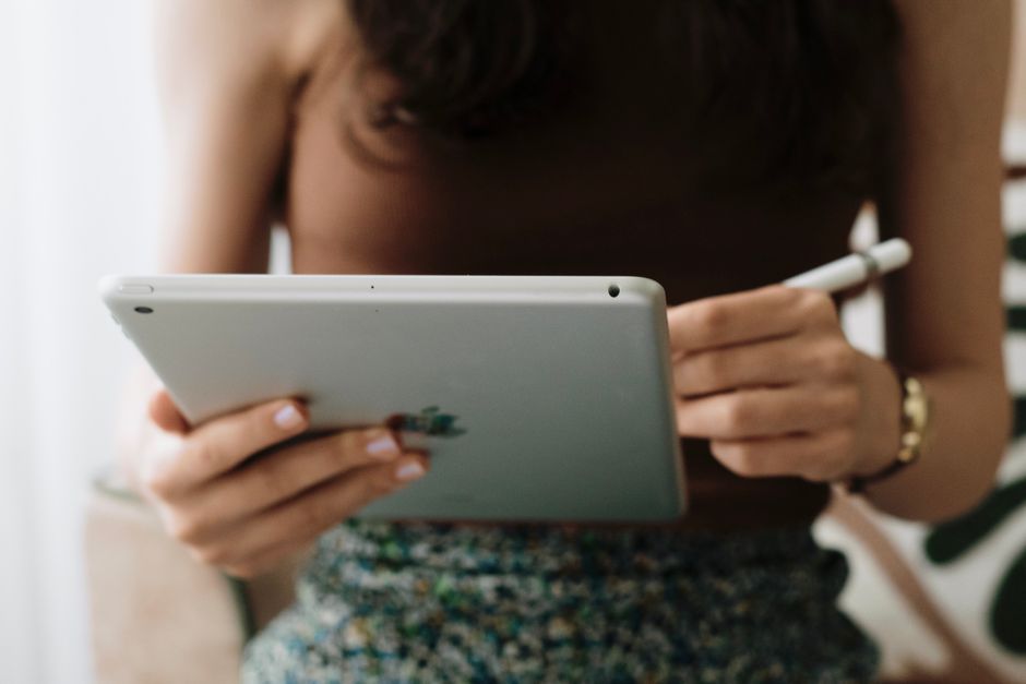 タブレットで生協のオンライン注文をする手元