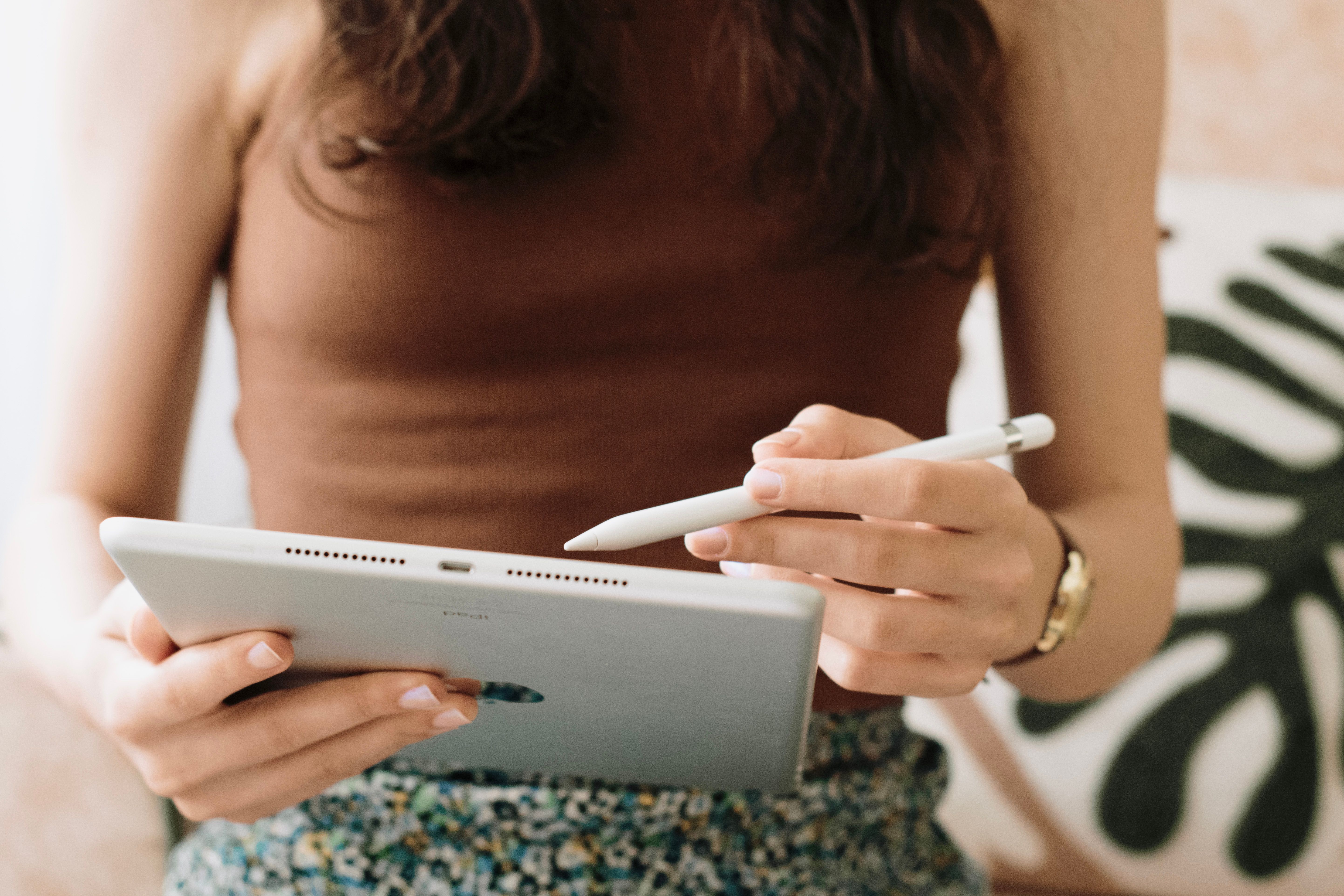 Freelance en ligne : la stratégie du compte épargne miroir qui reflète vos revenus et double votre c