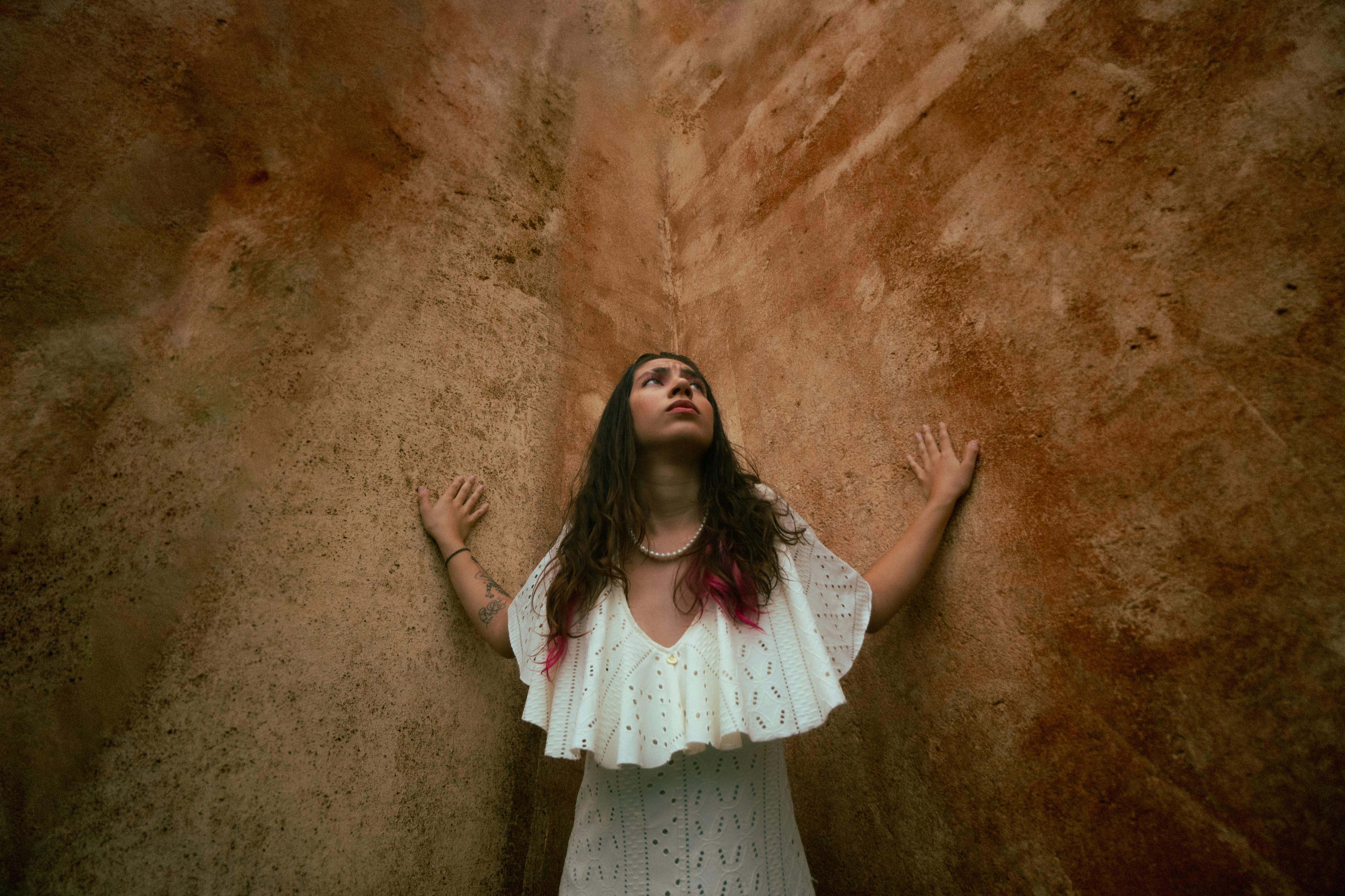 Pułapki basowe w narożnikach pokoju dziennego z subwooferem