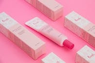 粉色扁平包装的浆果白色眼部精华液